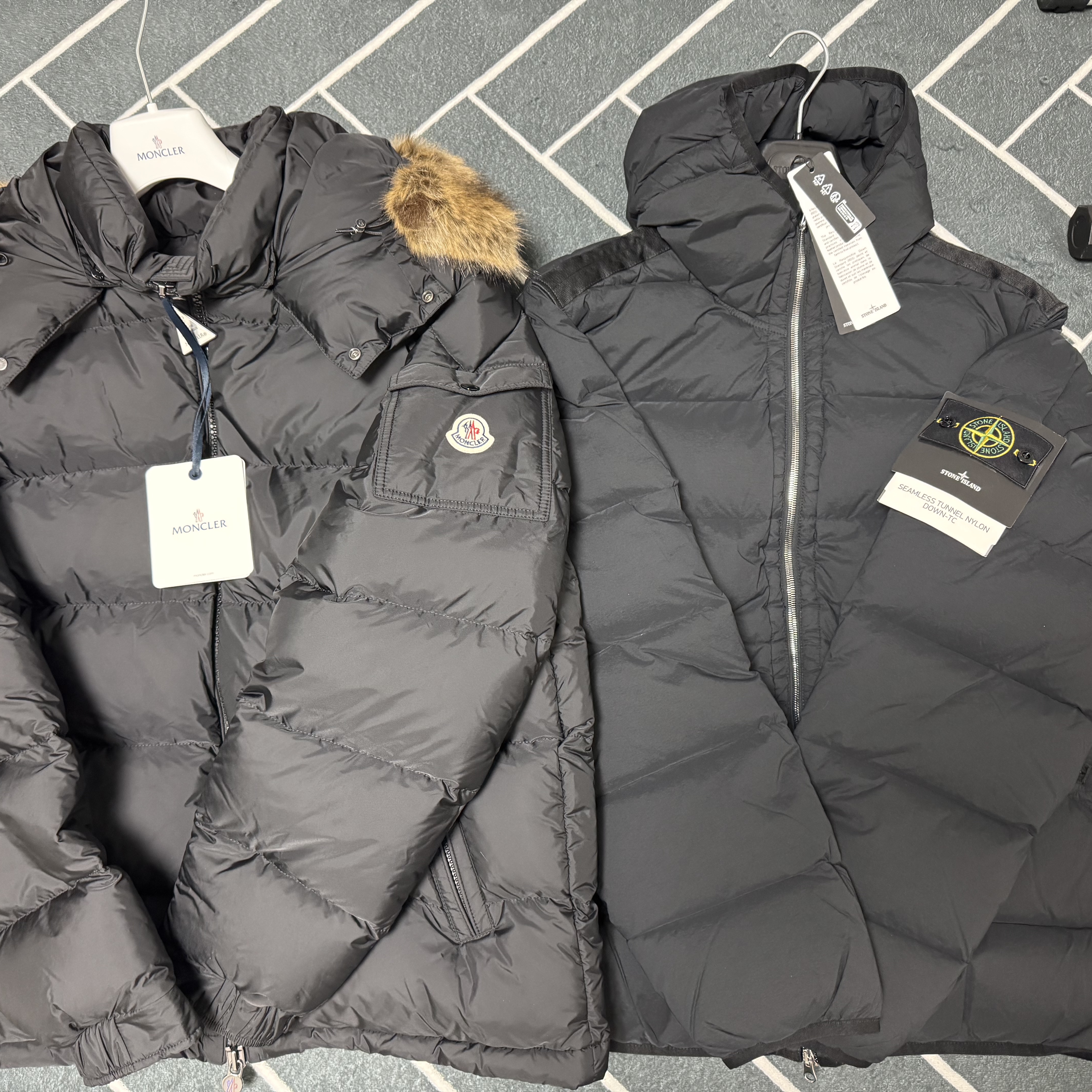 Moncler Mayaf Short Down Jacket Black - 24FW, Stone Island 43128 Seamless Tunnel Nylon Down Jacket Black - 24FW 착용 스타일