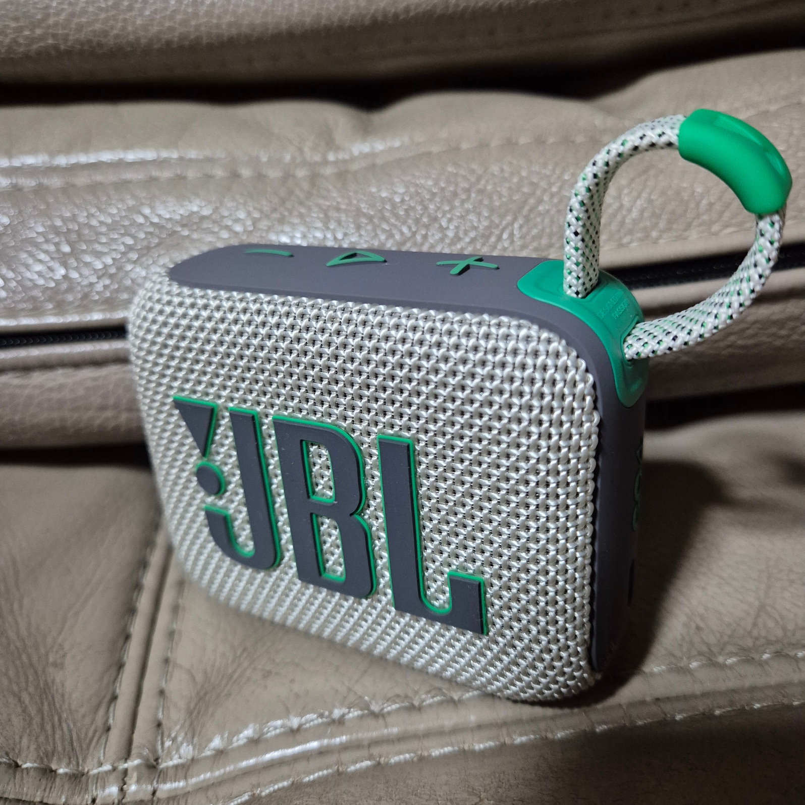 JBL GO4 Portable Bluetooth Speaker Sand 착용 스타일 - 2
