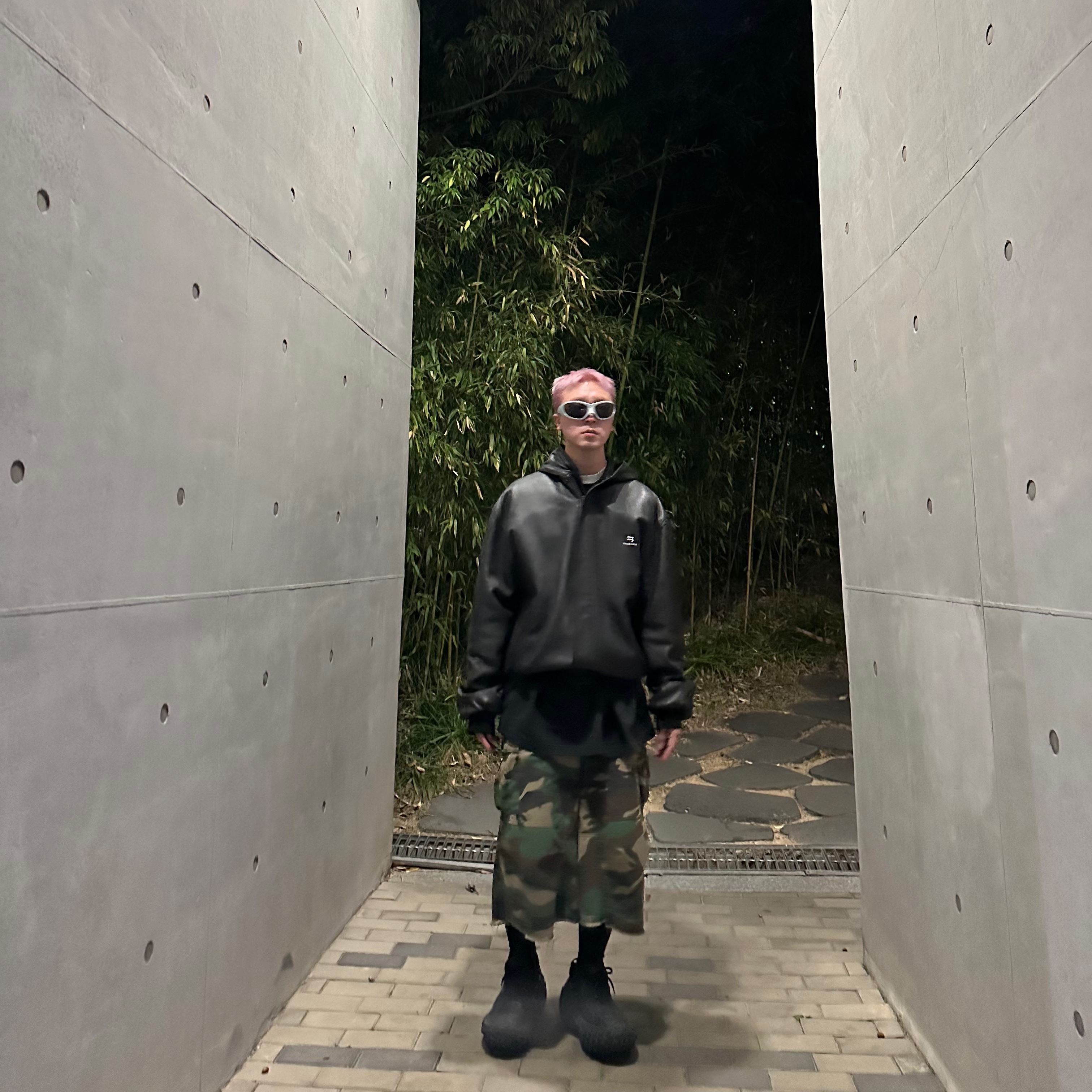 Balenciaga Sporty B Taxi Blouson Brown, Balenciaga Defender Sneakers Black 착용 스타일 - 4