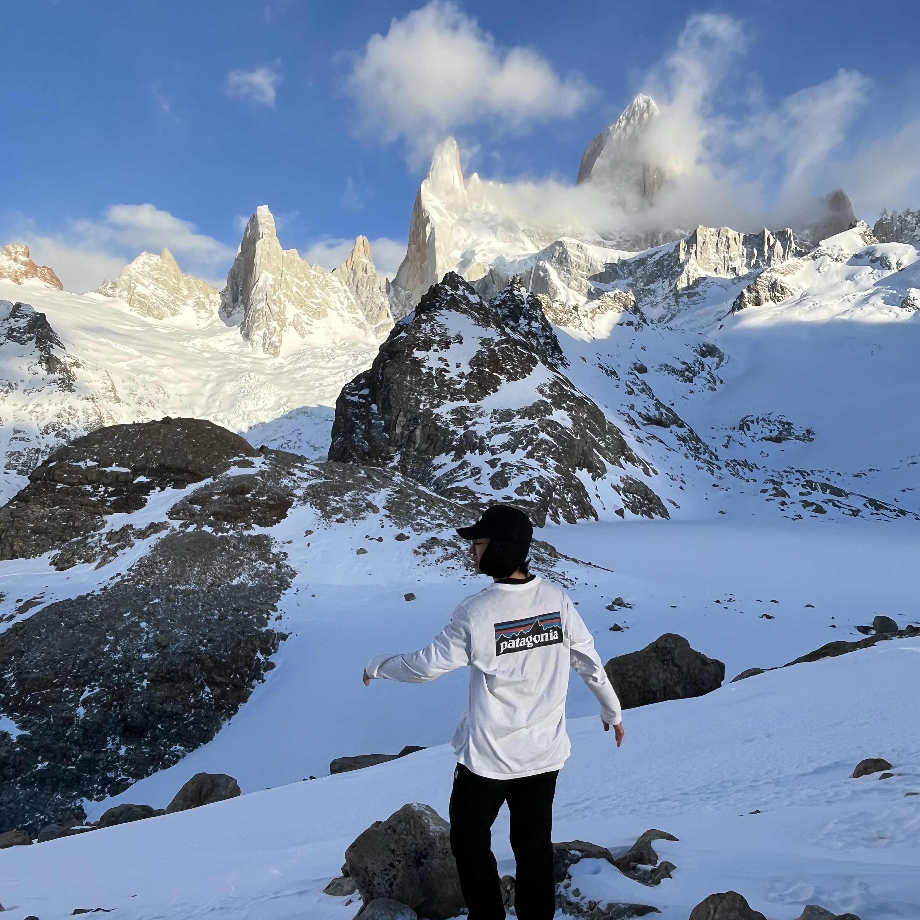 Patagonia P-6 Logo Responsibili-Tee L/S White 착용 스타일 - 1