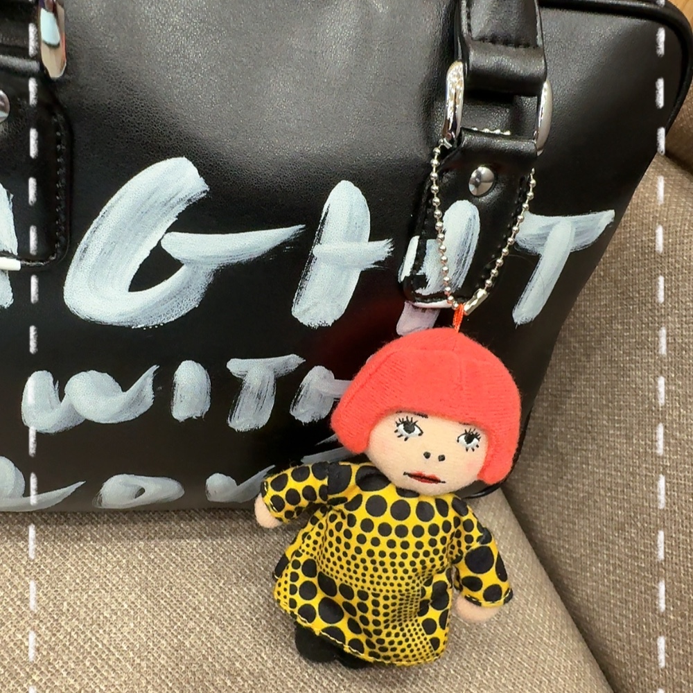 Comme des Garcons Girl Paint Bag Black, Yayoi Kusama Mascot Plush Keyring 착용 스타일