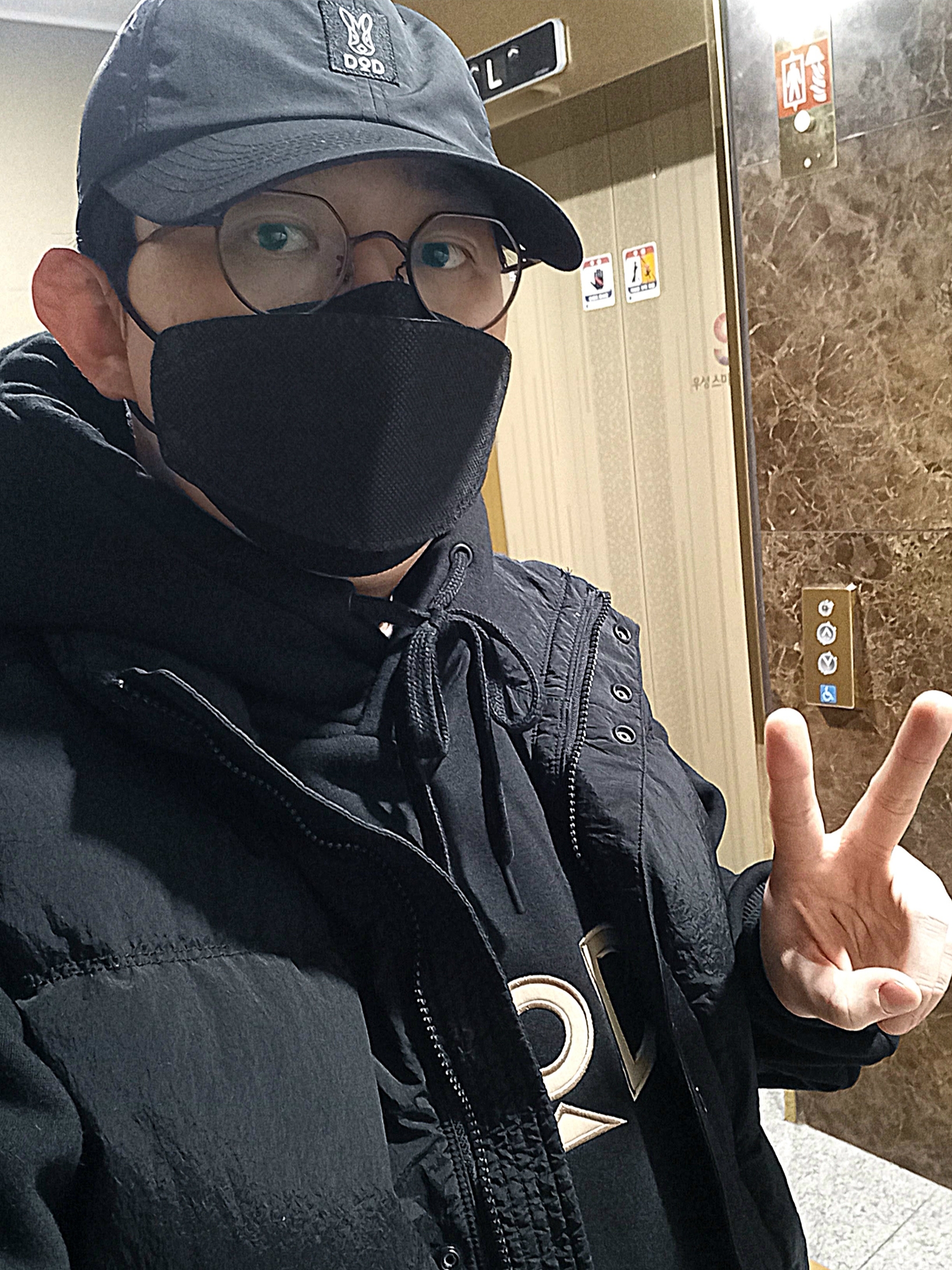 Stone Island G0419 Nylon Metal in Econyl Down Zip Vest with Anti Drop Black - 24FW, UGG x Palace Tasman Slipper Black Camo 착용 스타일 - 5