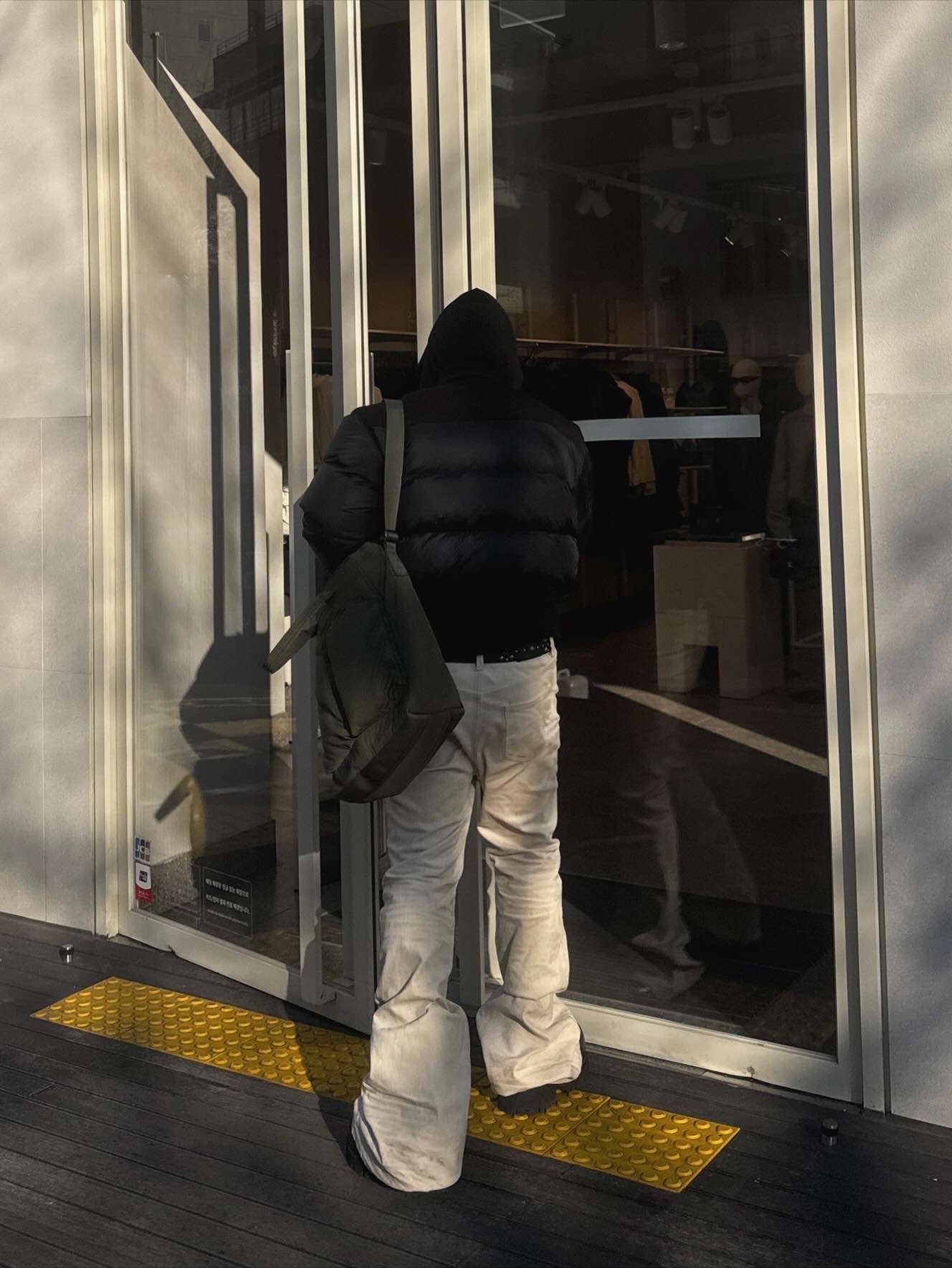 Haleine Cropped Duck Down Bomber Jacket Black (VJ419), Balenciaga Stomper Bootie Black 착용 스타일 - 3