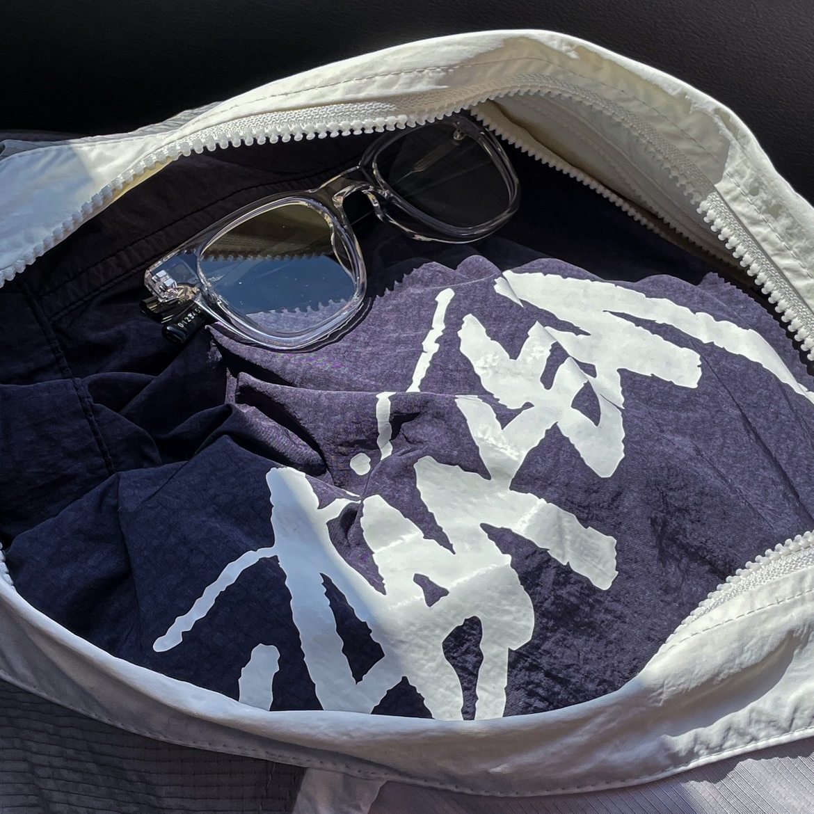 Nike x Stussy Windrunner Jacket Off Noir, Adidas Yeezy Foam RNNR MXT Moon Gray 착용 스타일 - 2