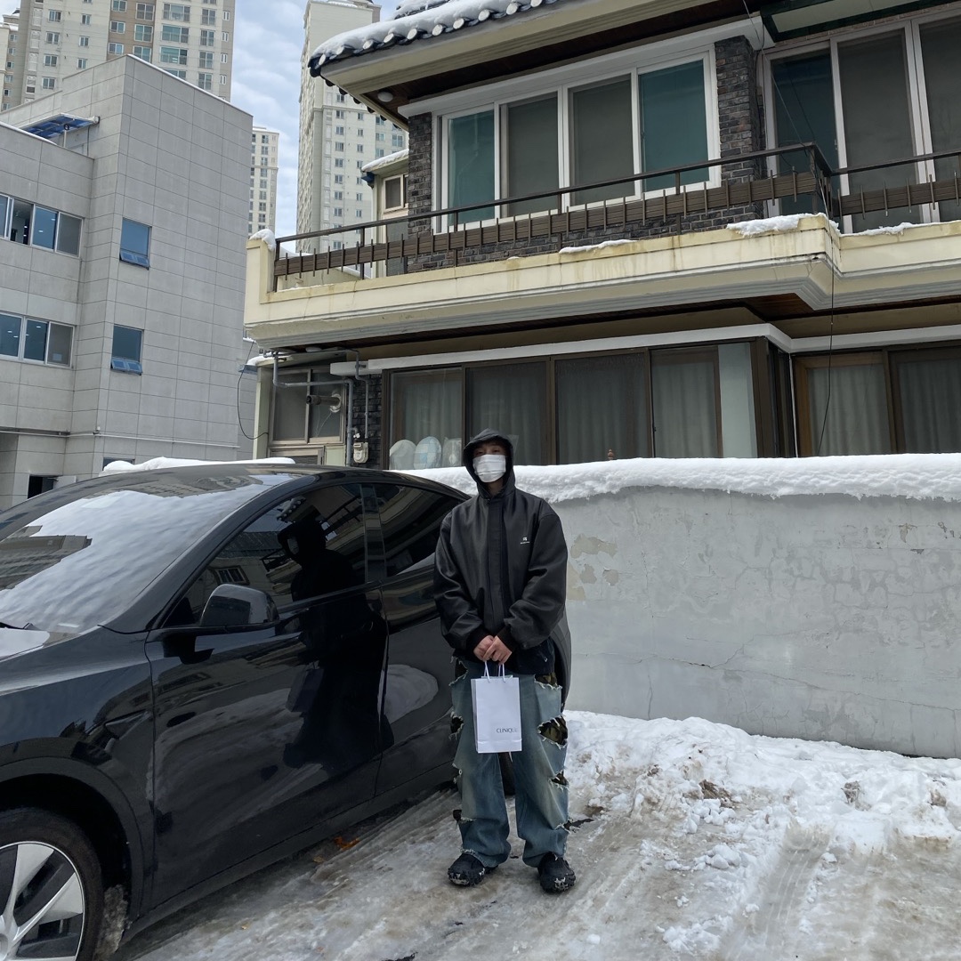 Balenciaga Sporty B Taxi Blouson Brown, Balenciaga Defender Sneakers Black 착용 스타일 - 1