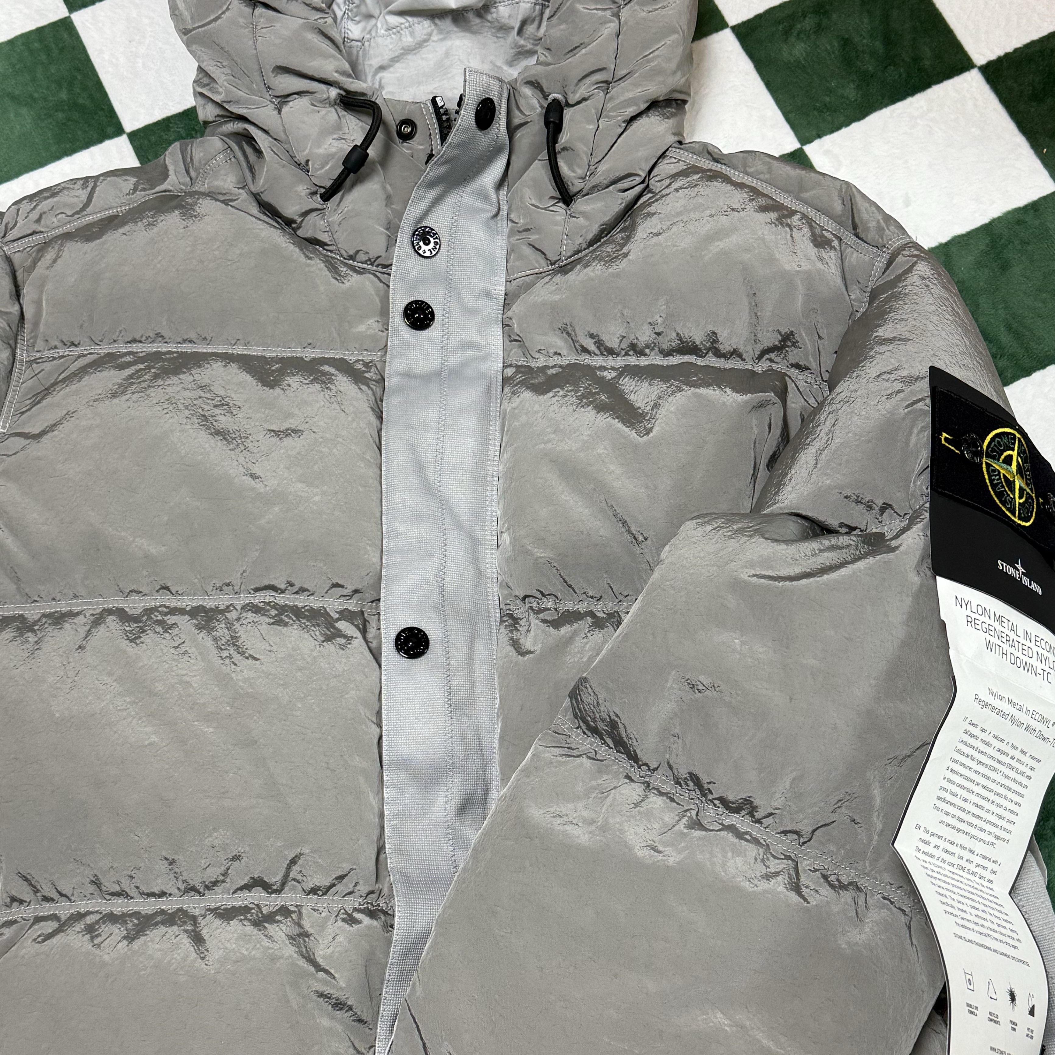 Stone Island 41419 Nylon Metal Econyl Hooded Down Jacket Anti Drop Grey - 24FW 착용 스타일
