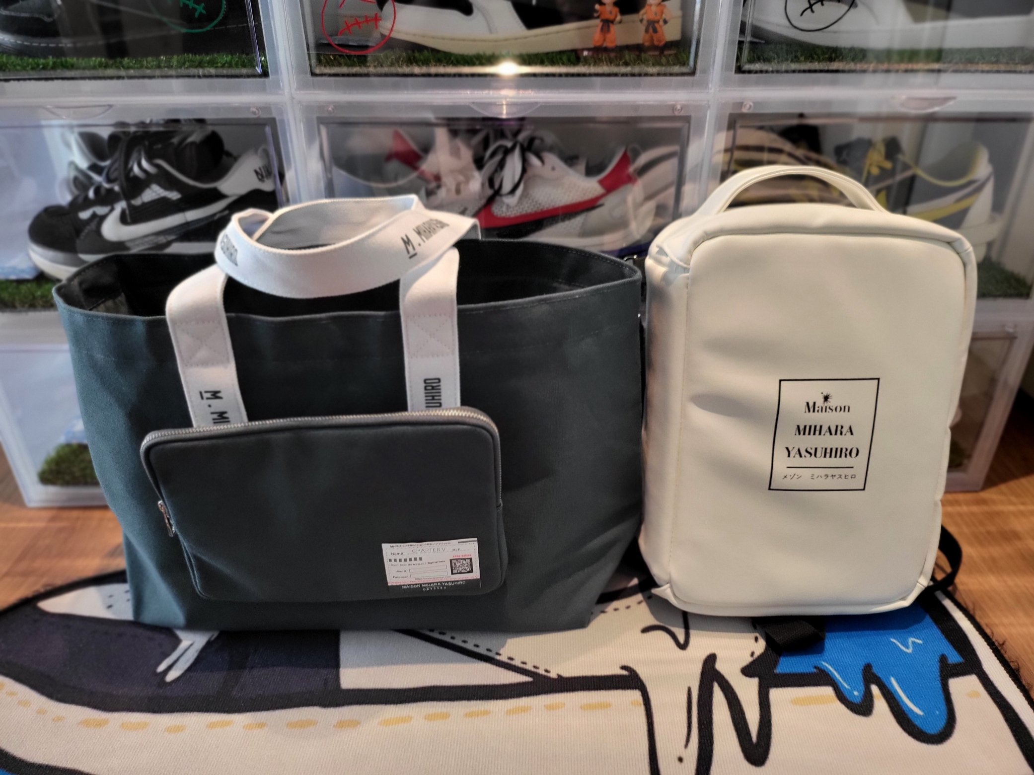 Odyssey x Maison Mihara Yasuhiro Tote Bag Green, Odyssey x Maison Mihara Yasuhiro Cross Bag White 착용 스타일 - 1