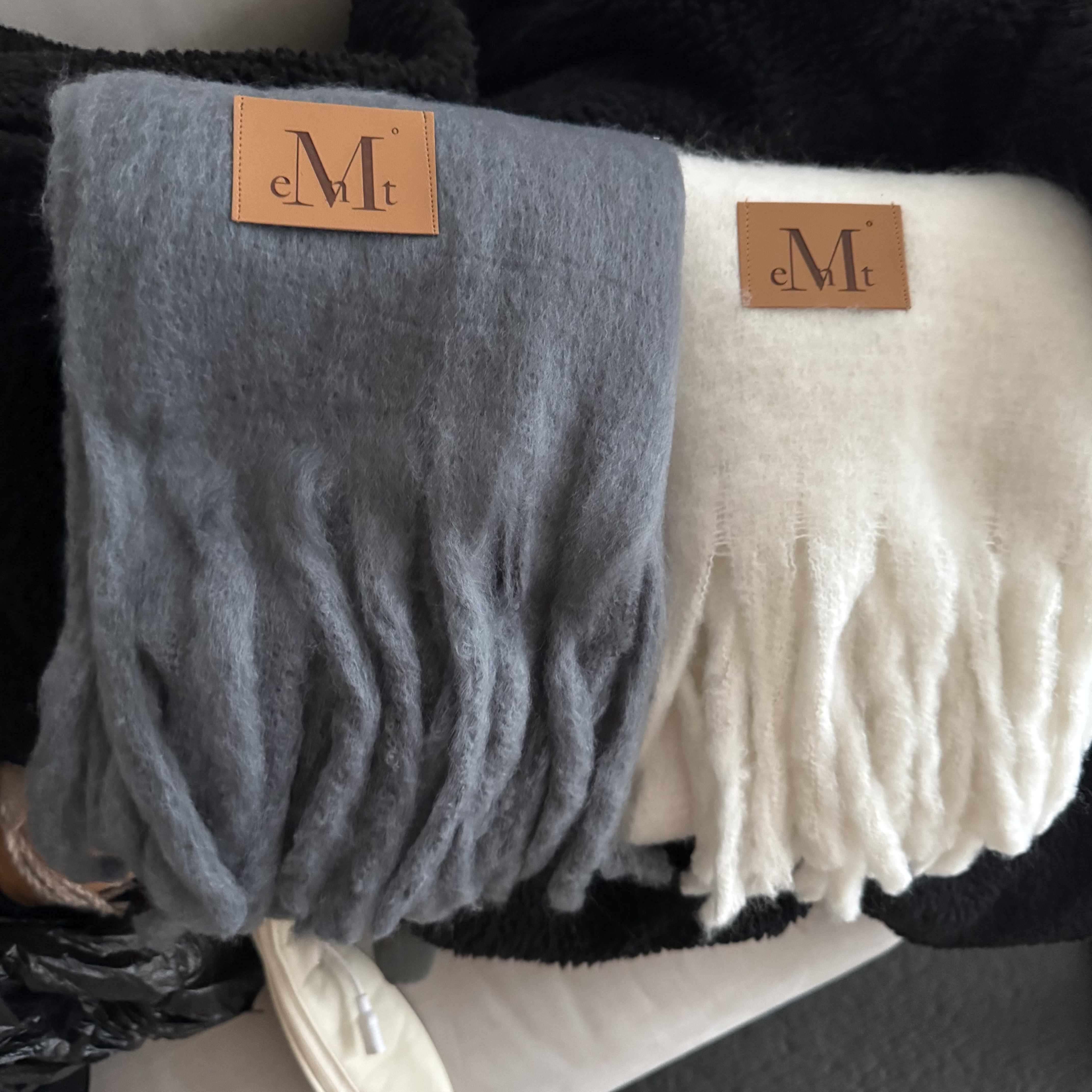 MUCENT Signature Muffler Brown Leather Patch Long Deep Gray, MUCENT Signature Muffler Brown Leather Patch Long Ivory 착용 스타일