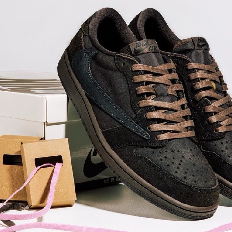 Nike x Fragment Air Zoom Spiridon Blue Void, Jordan 1 x Travis Scott Retro Low OG SP Velvet Brown and Dark Mocha 착용 스타일 - 2