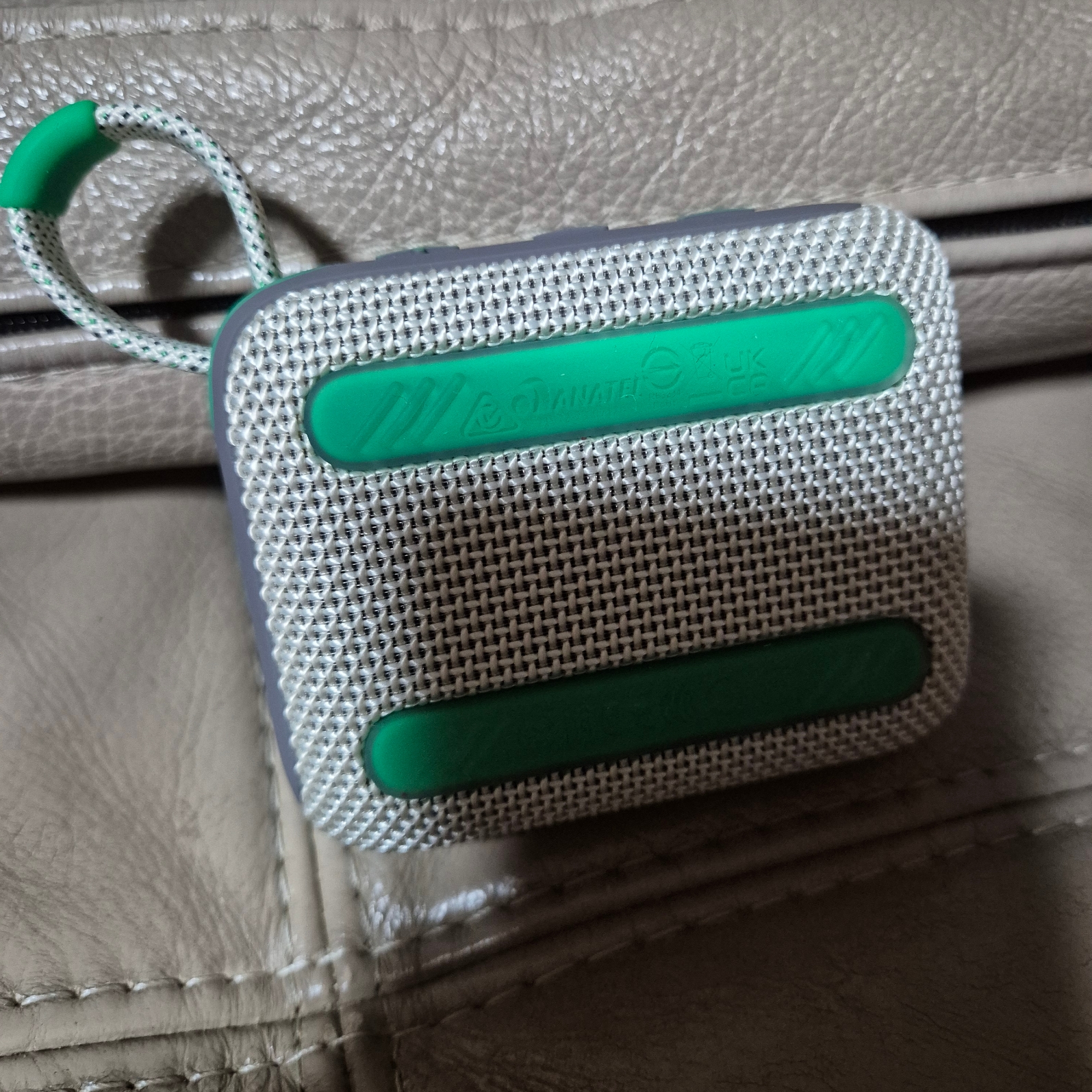 JBL GO4 Portable Bluetooth Speaker Sand 착용 스타일 - 4