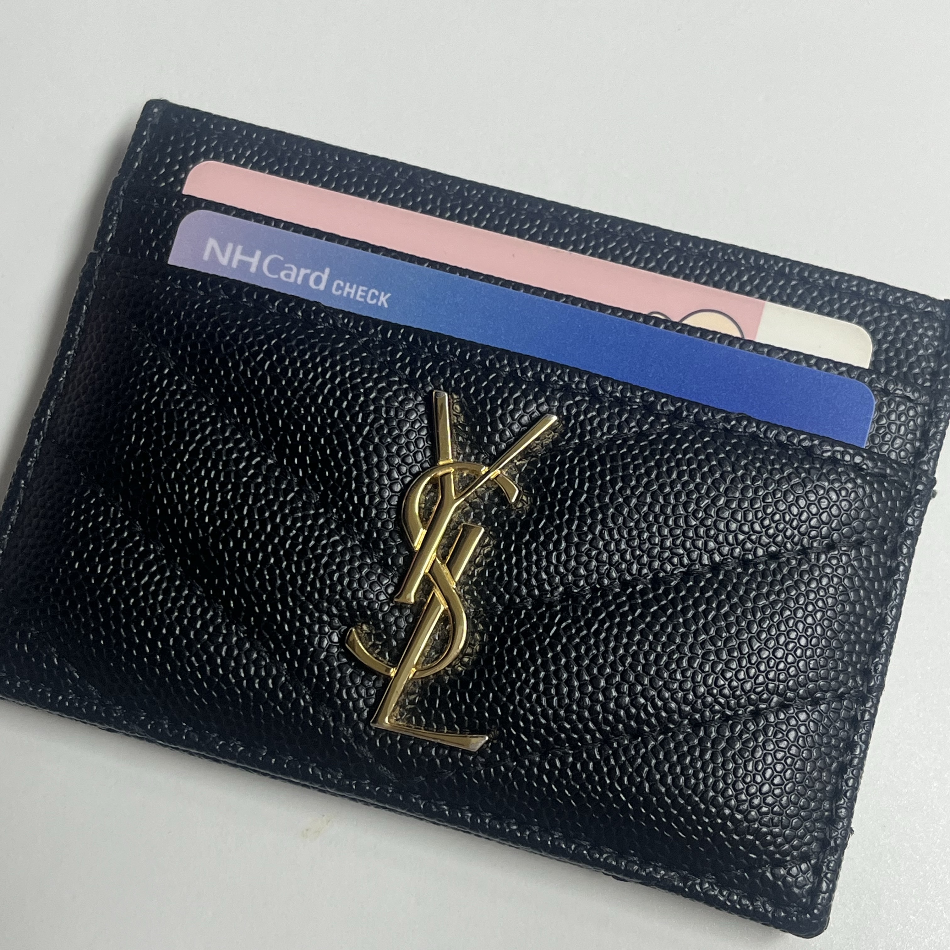 Saint Laurent Cassandre Matelasse Card Case in Grain De Poudre Embossed Leather Black 착용 스타일
