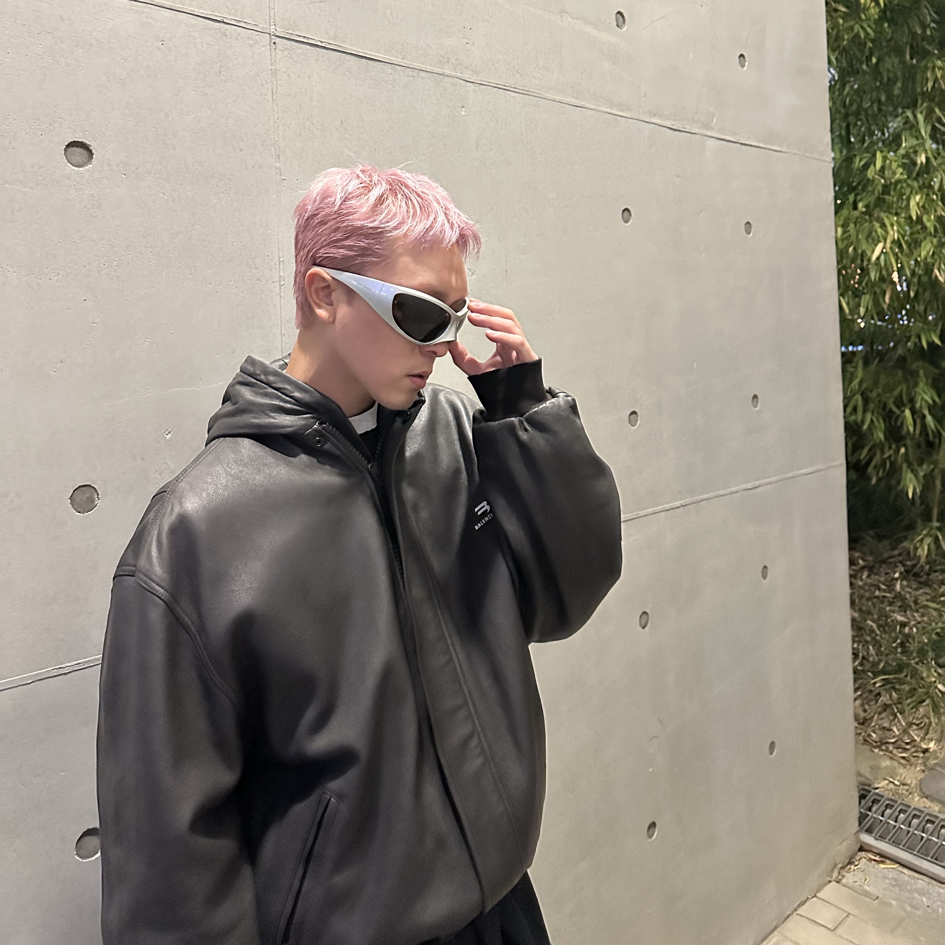 Balenciaga Sporty B Taxi Blouson Brown, Balenciaga Defender Sneakers Black 착용 스타일 - 5