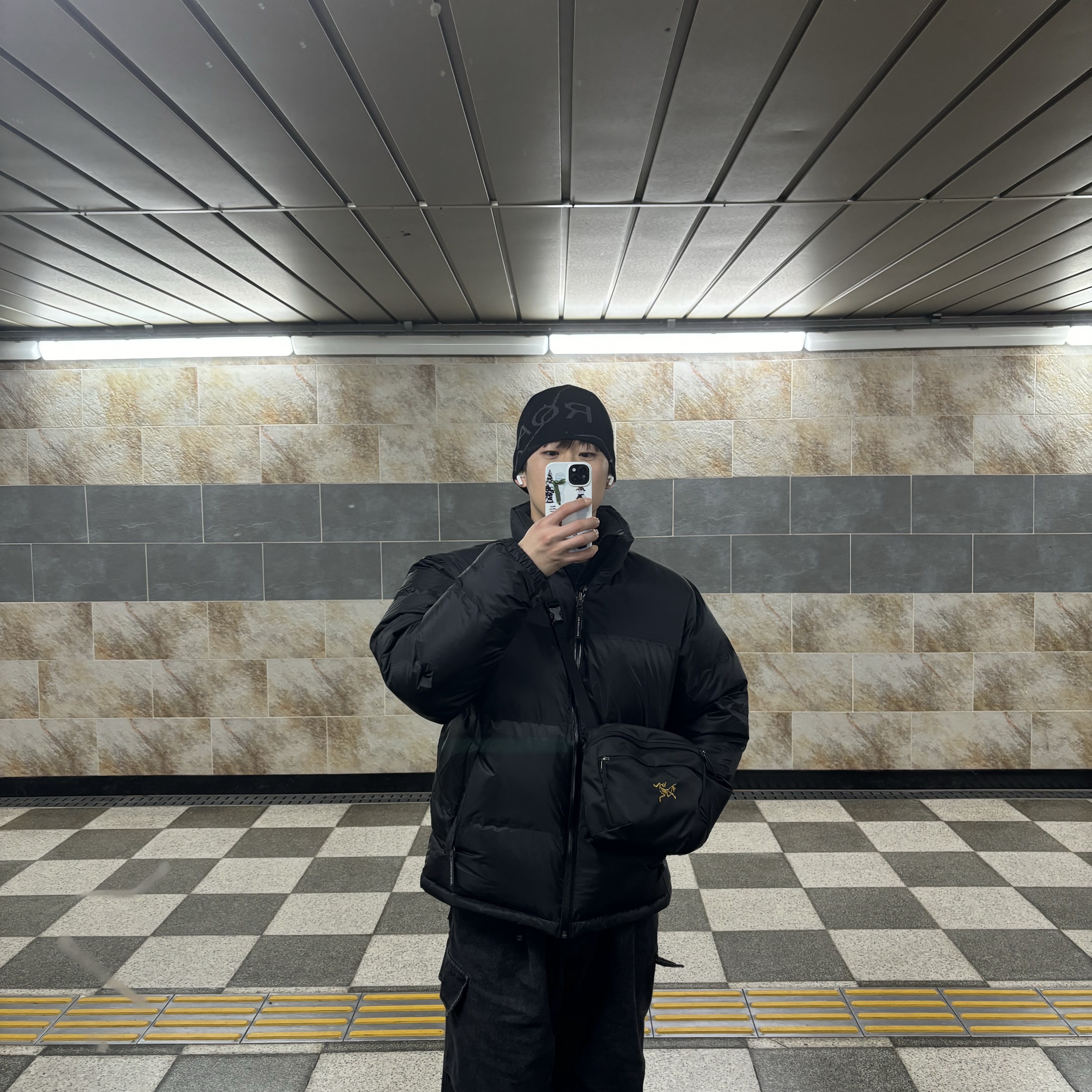 Roa Beanie Logo Black, Arc'teryx Mantis 2 Waistpack 24K Black 착용 스타일 - 2