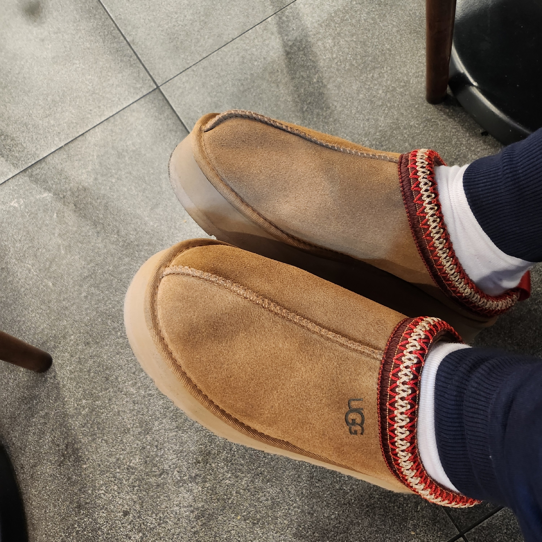 (W) UGG Tazz Slipper Chestnut 착용 스타일 - 2