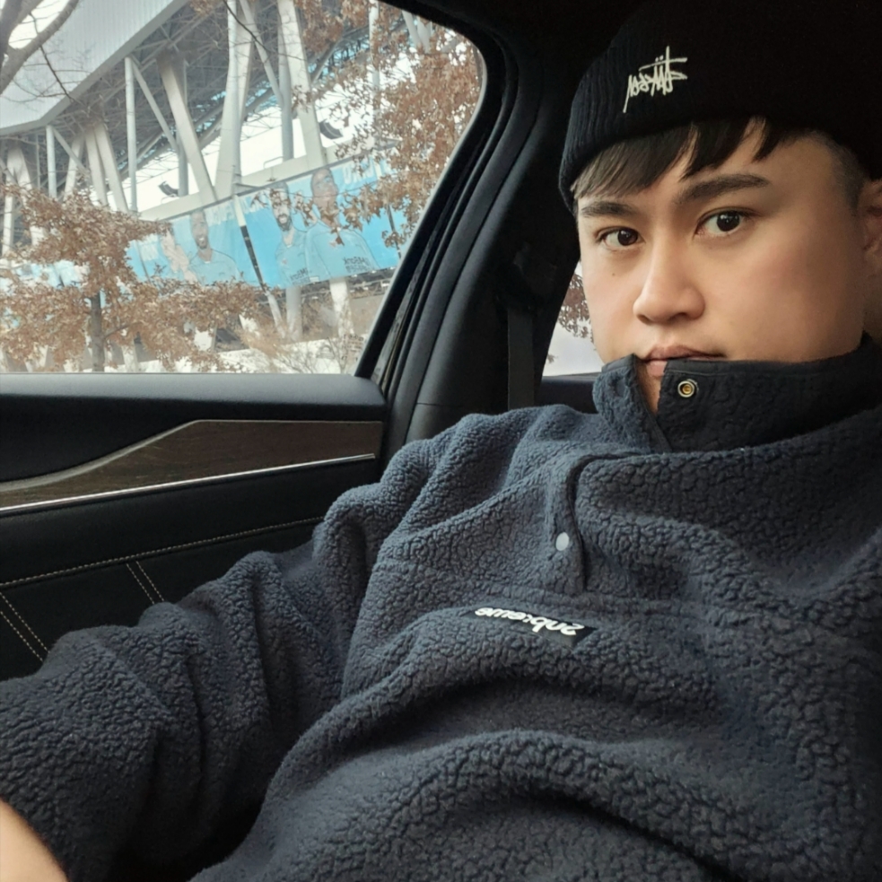 Supreme Polartec Shearling Reversible Pullover Black - 24FW, Stussy Basic Cuff Beanie Black 착용 스타일
