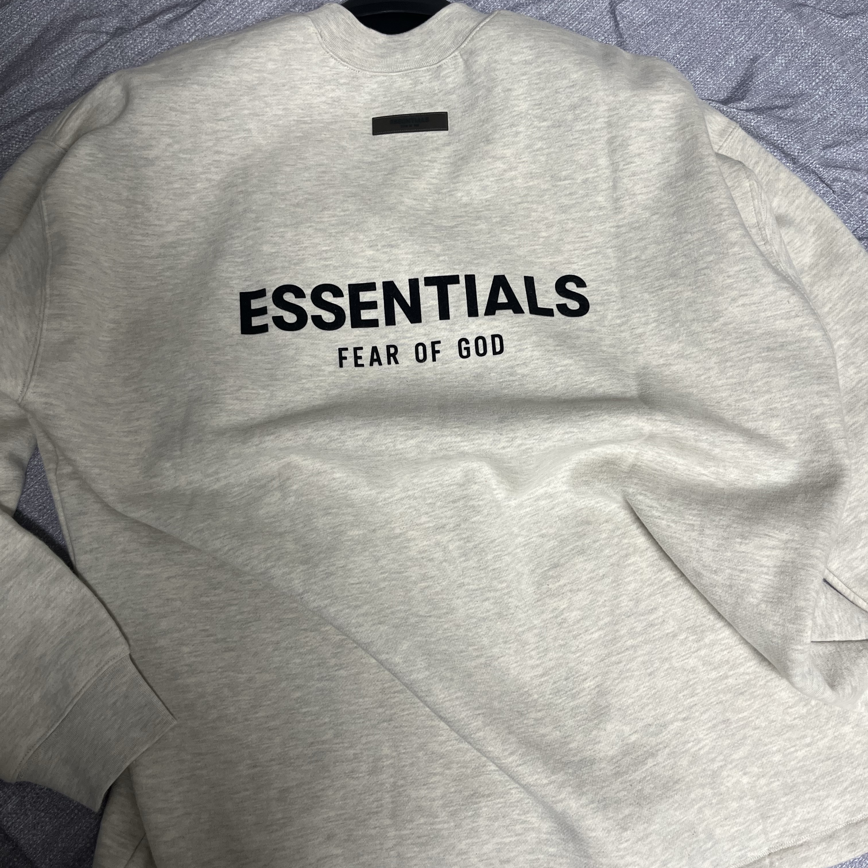 Essentials The Core Collection Relaxed Crewneck Sweatshirt Light Oatmeal 착용 스타일
