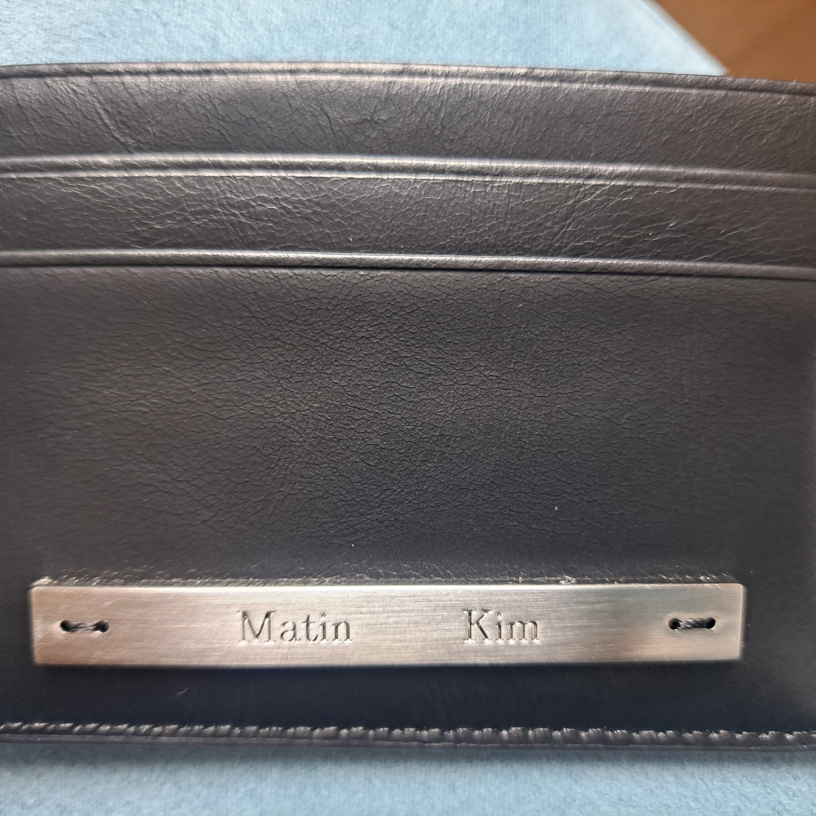 Matin Kim Vintage Card Wallet Black 착용 스타일