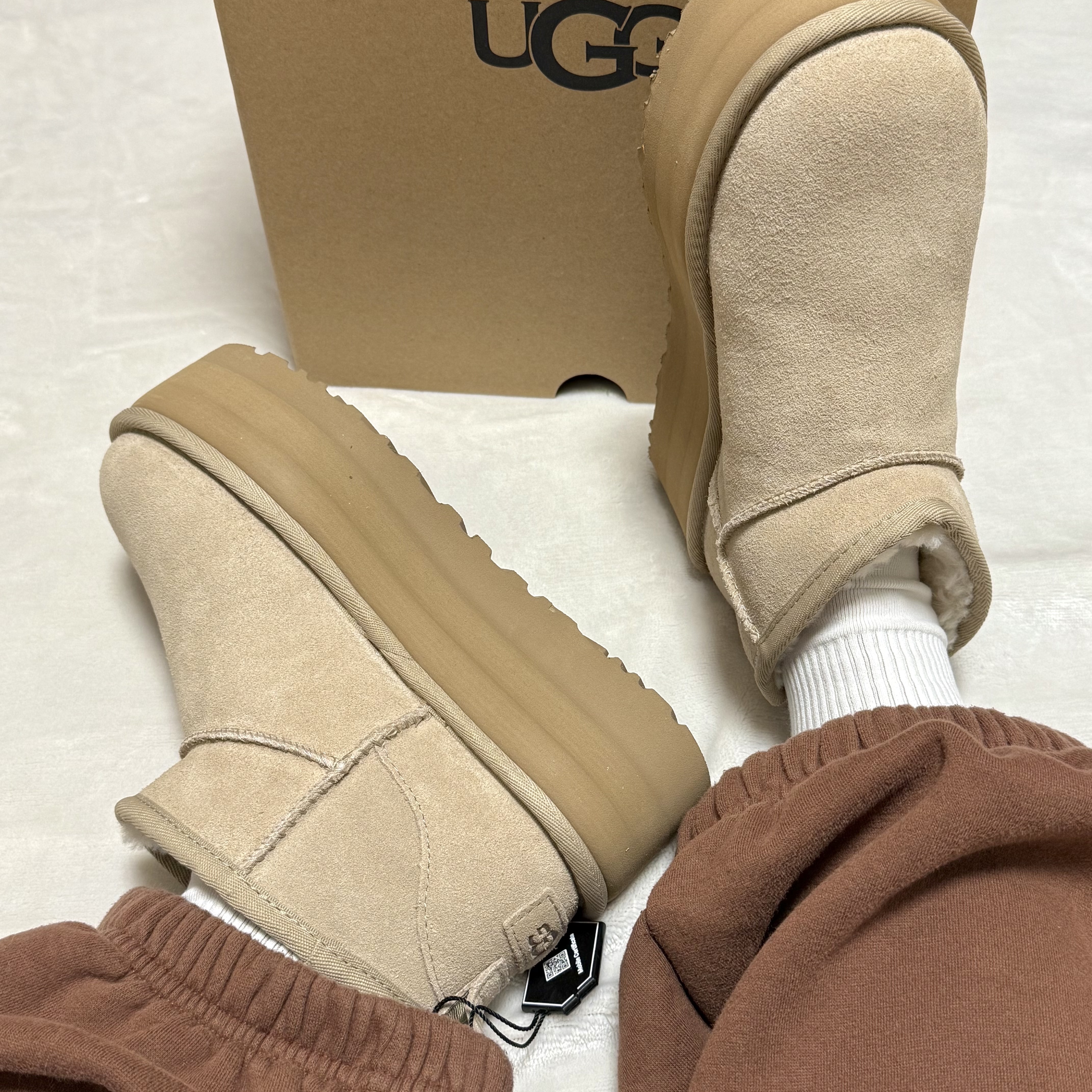 (W) UGG Classic Ultra Mini Platform Sand 착용 스타일 - 3