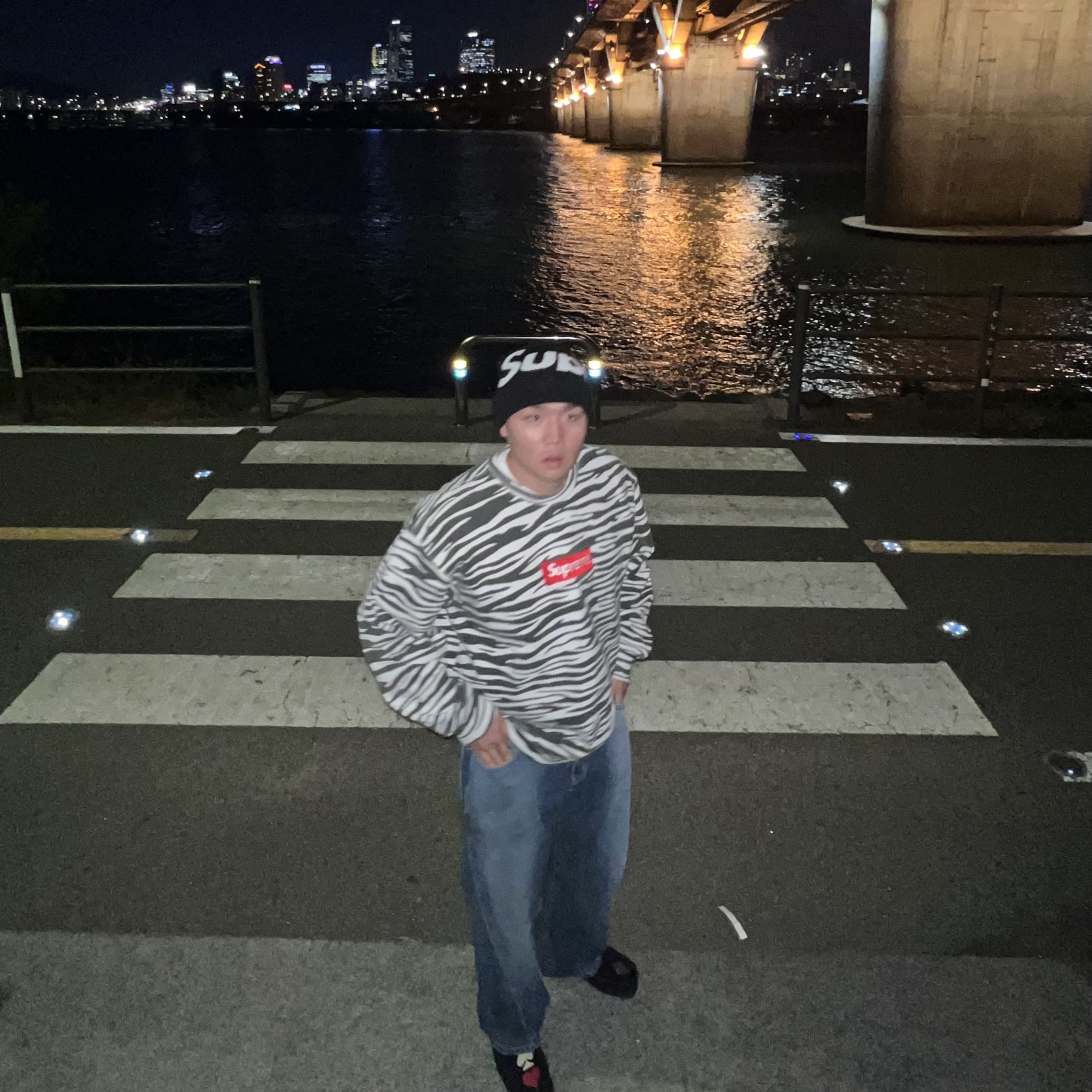 Supreme Box Logo Crewneck Zebra - 22FW, Clarks x Stussy Wallabee Black Suede 착용 스타일
