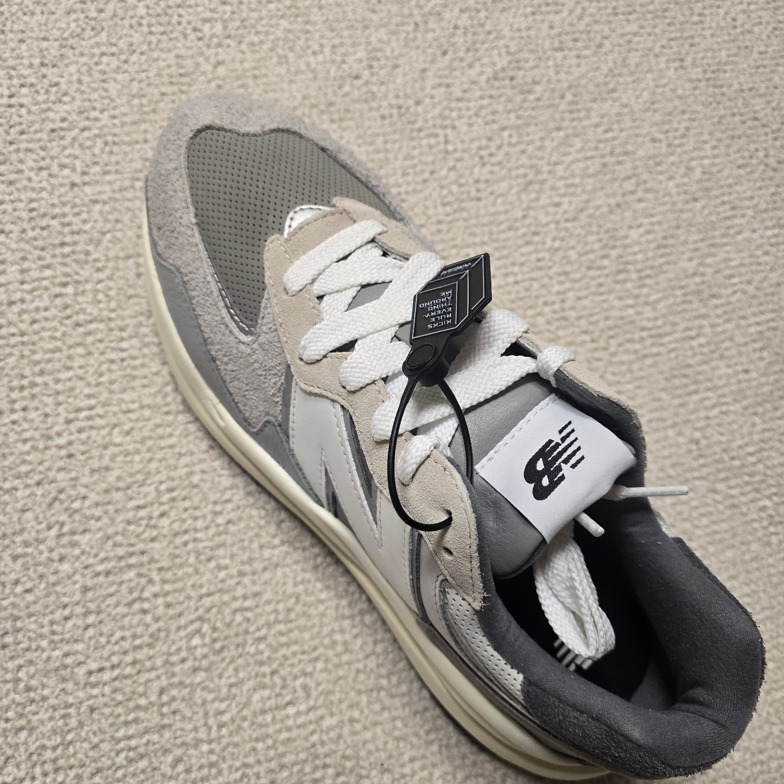 New Balance 5740 Grey 착용 스타일