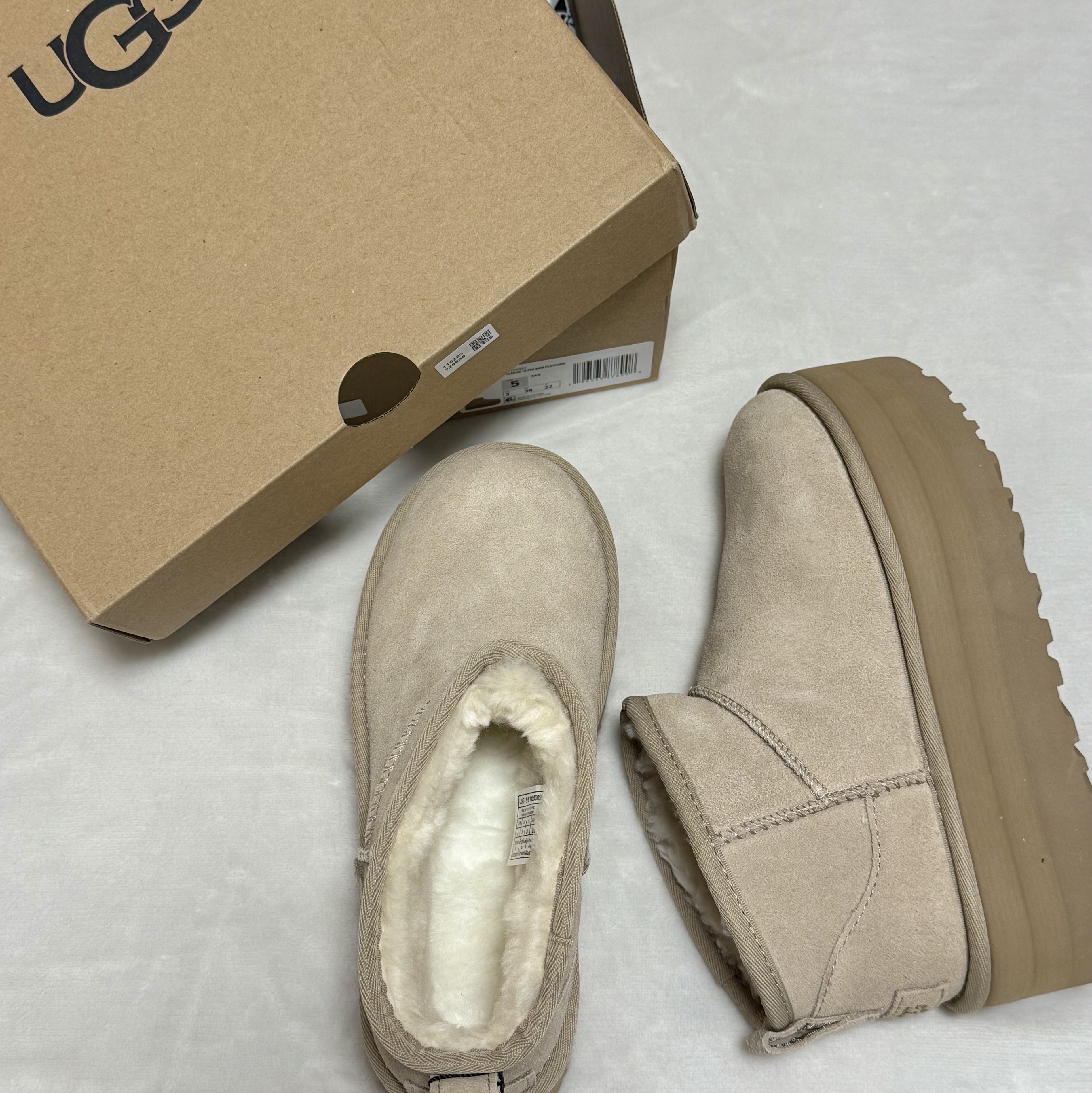 (W) UGG Classic Ultra Mini Platform Sand 착용 스타일 - 1