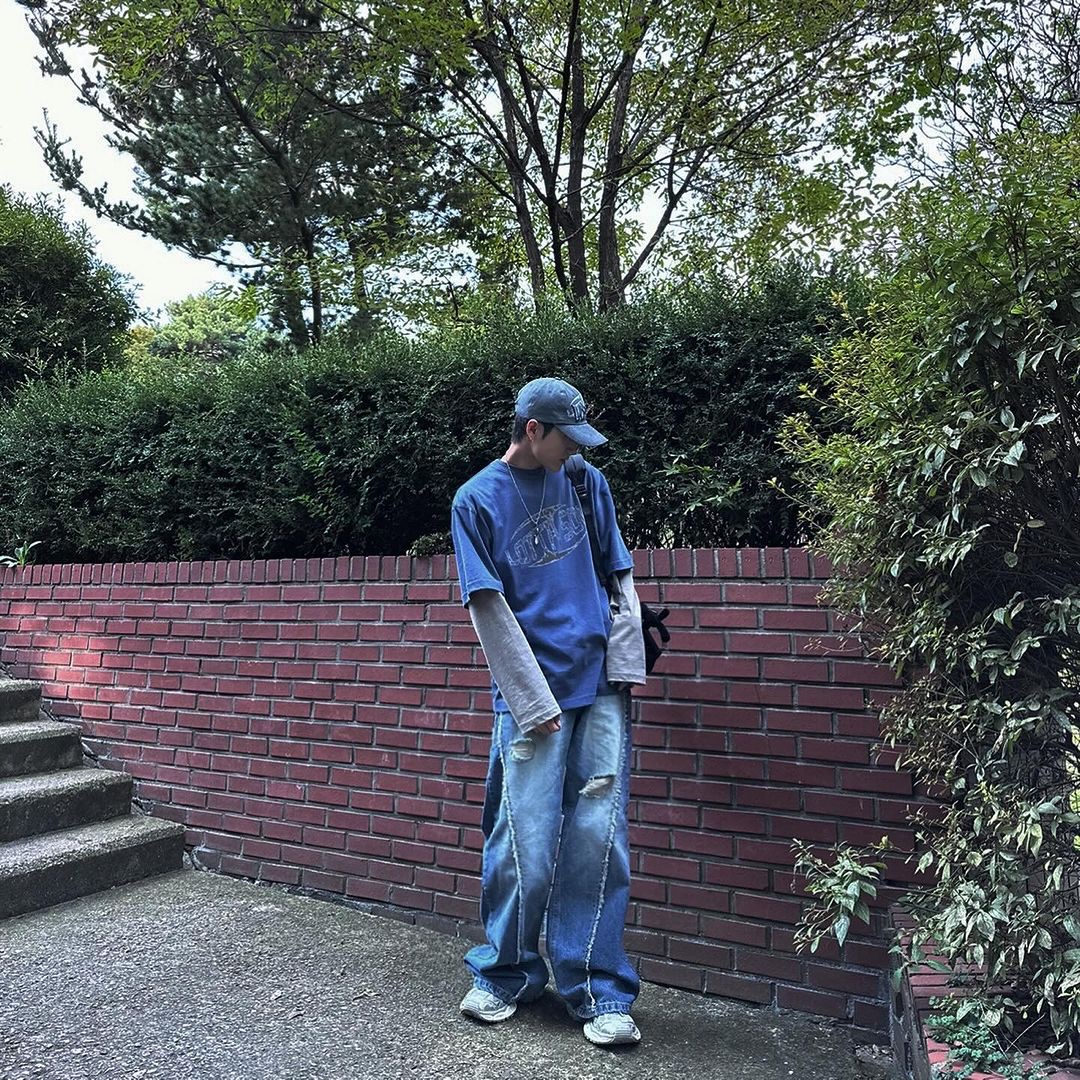 MELLOW Lotta Soul Graphic Layered Tshirts Dark Blue, MELLOW Destroyed Wide Denim Pants Blue 착용 스타일 - 1