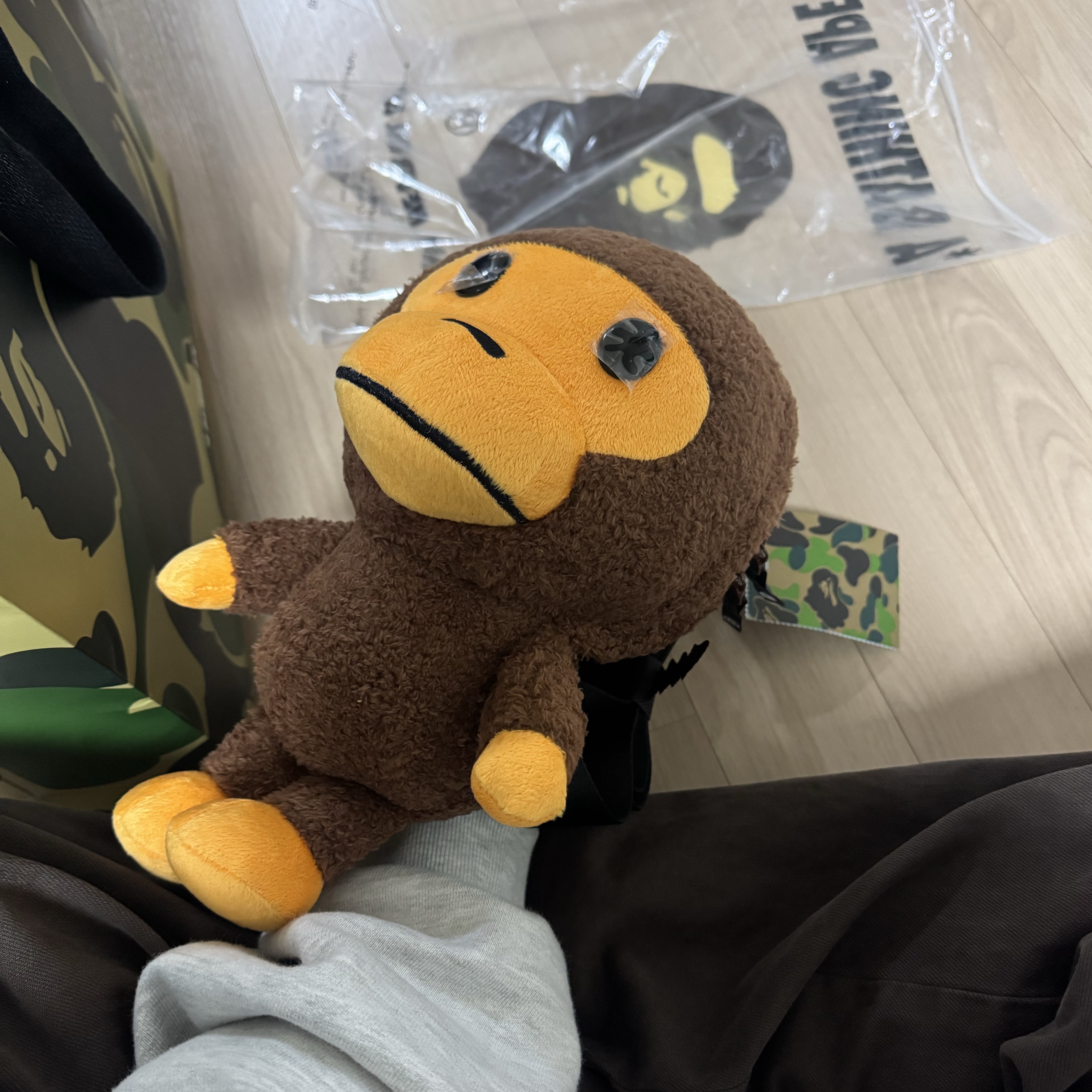 BAPE Baby Milo Plush Mobile Bag Brown, BAPE Baby Milo Plush Backpack Brown 착용 스타일 - 3