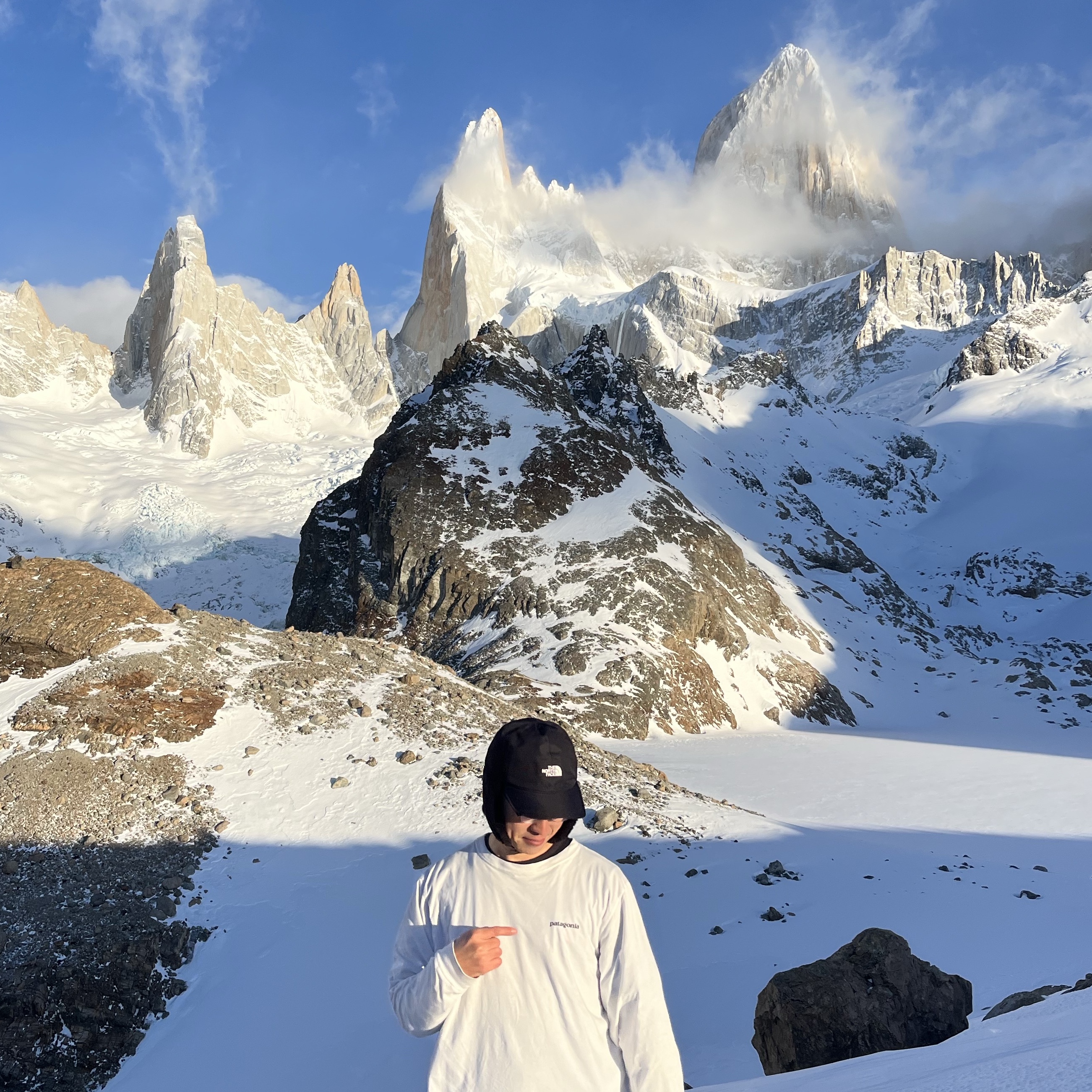 Patagonia P-6 Logo Responsibili-Tee L/S White 착용 스타일 - 2