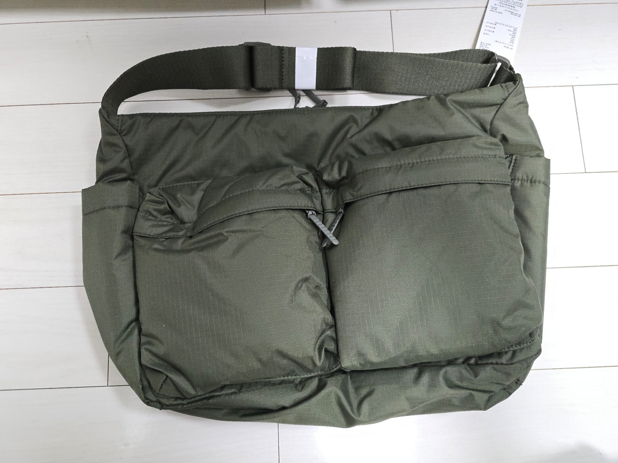 Uniqlo Multi Pocket Shoulder Bag Olive 착용 스타일