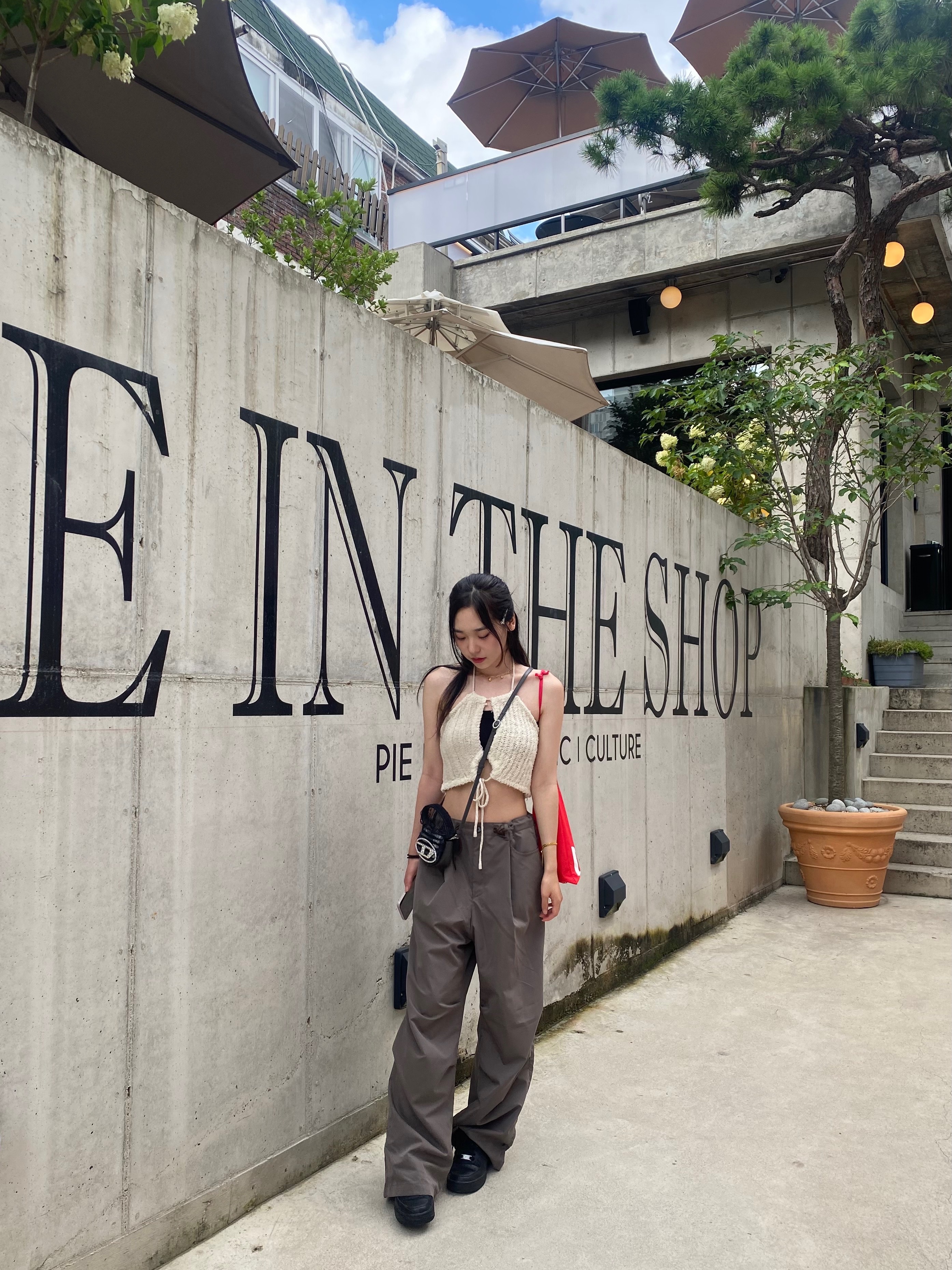 Diesel 1DR XS Iconic Mini Bag in Canvas and Leather Black 착용 스타일 - 4