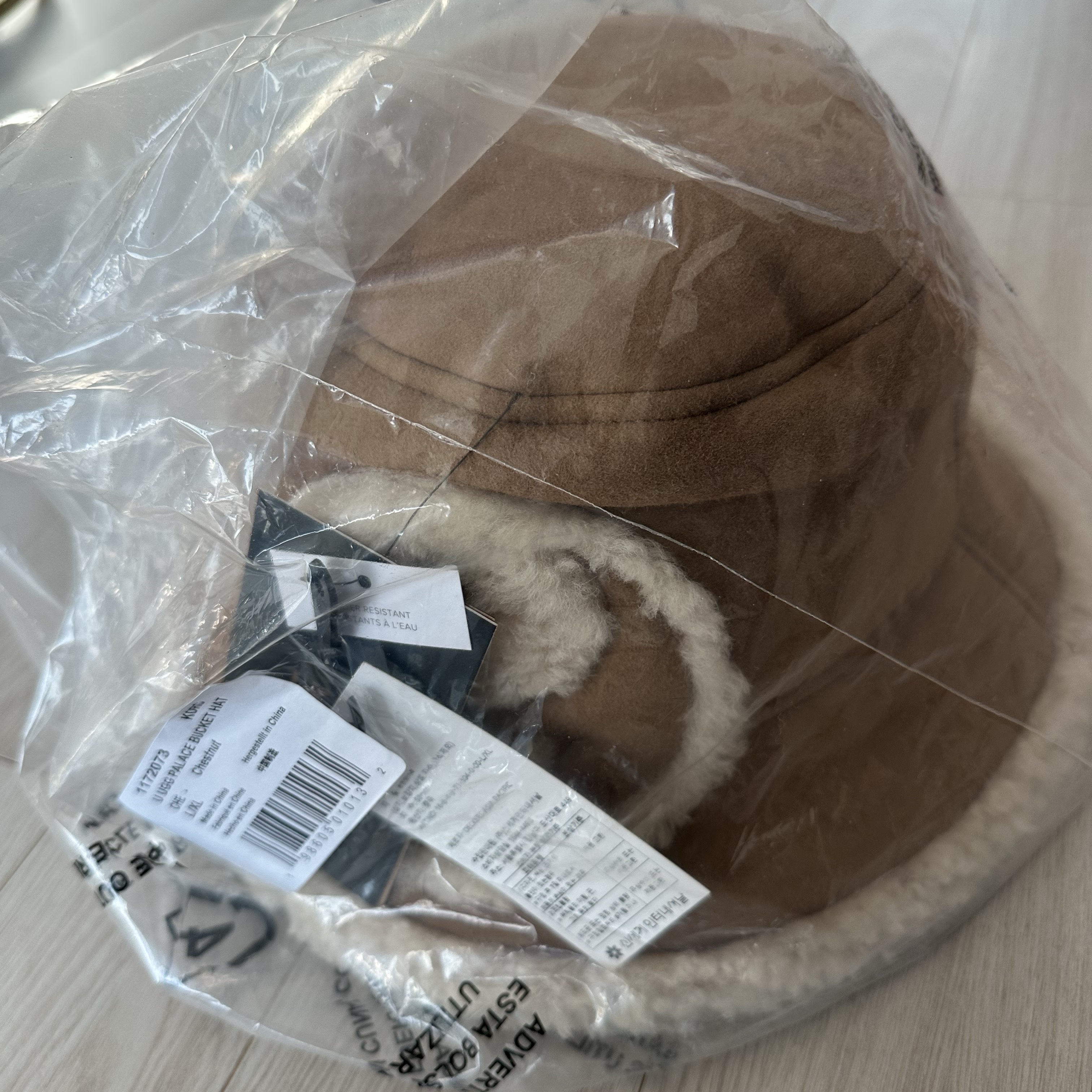 UGG x Palace Shearling Bucket Hat Chestnut 착용 스타일
