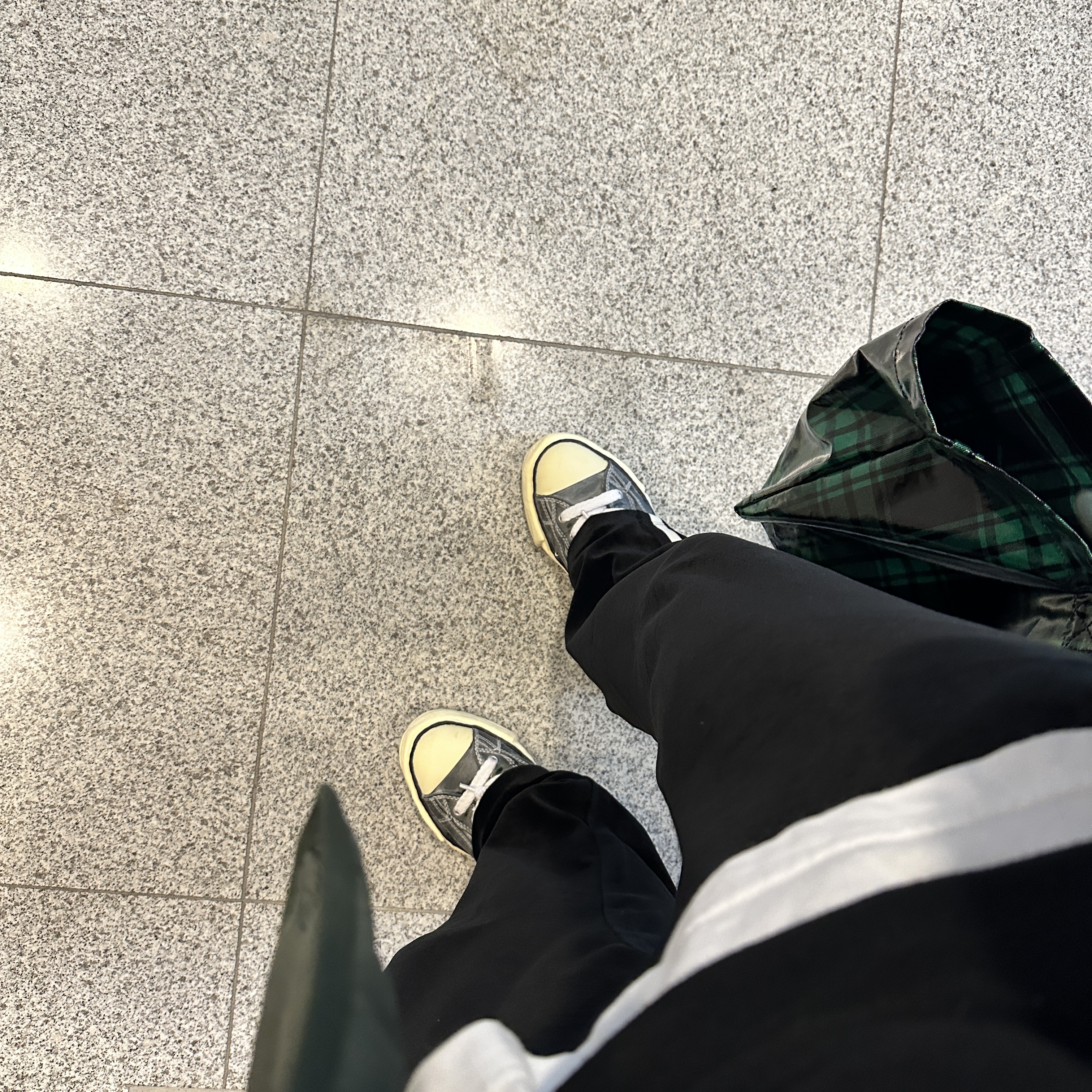 Maison Mihara Yasuhiro Peterson OG Sole Paraffin Leather Low-top Sneakers Black 착용 스타일