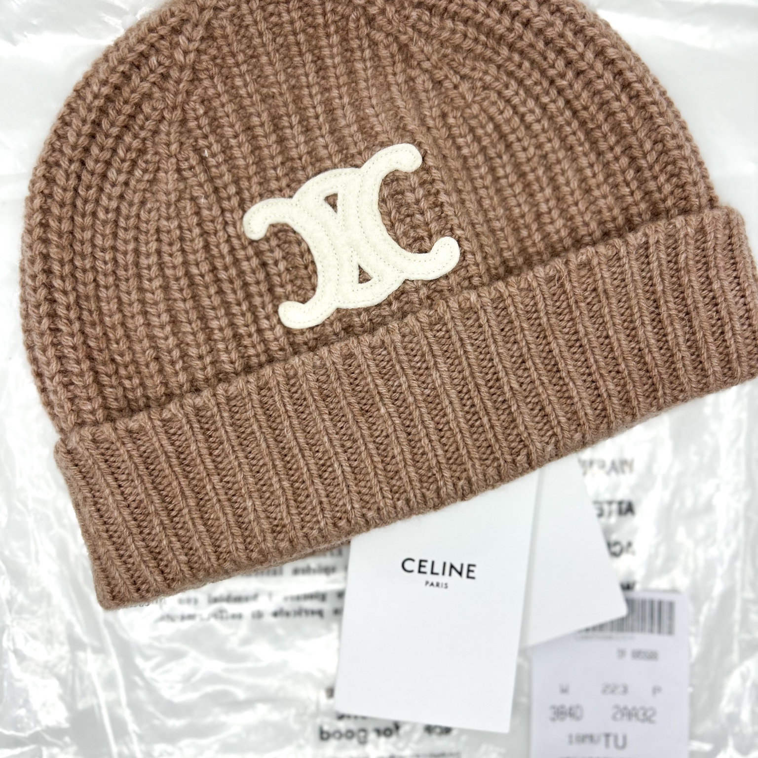 (W) Celine Triomphe Beanie in Seamless Cashmere Nutmeg 착용 스타일