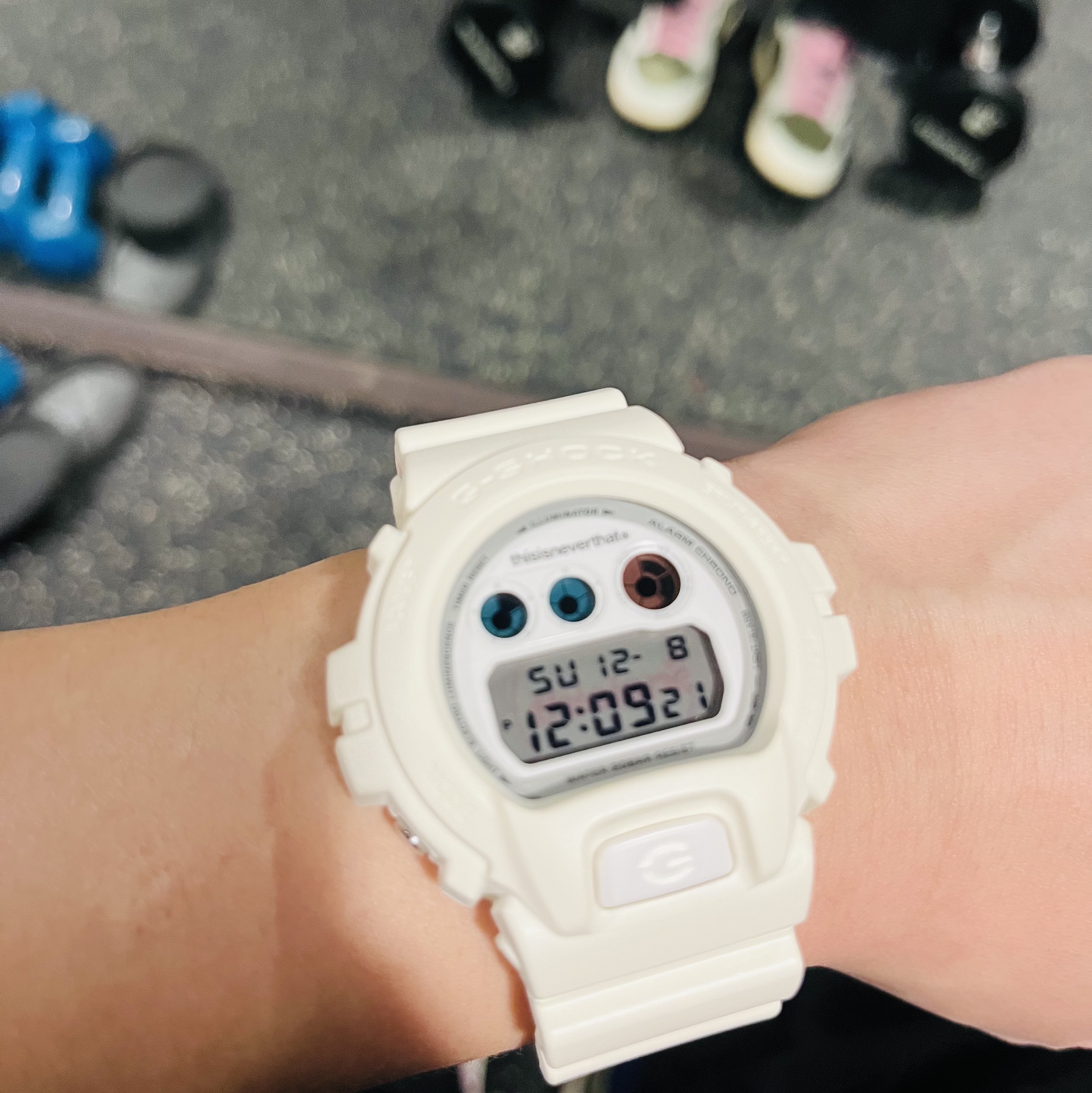Casio G-Shock x Thisisneverthat DW-6900TNT24-7DF Ivory 착용 스타일