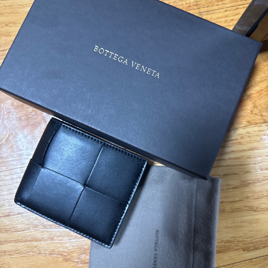 Bottega Veneta Bi-Fold Wallet Black 착용 스타일