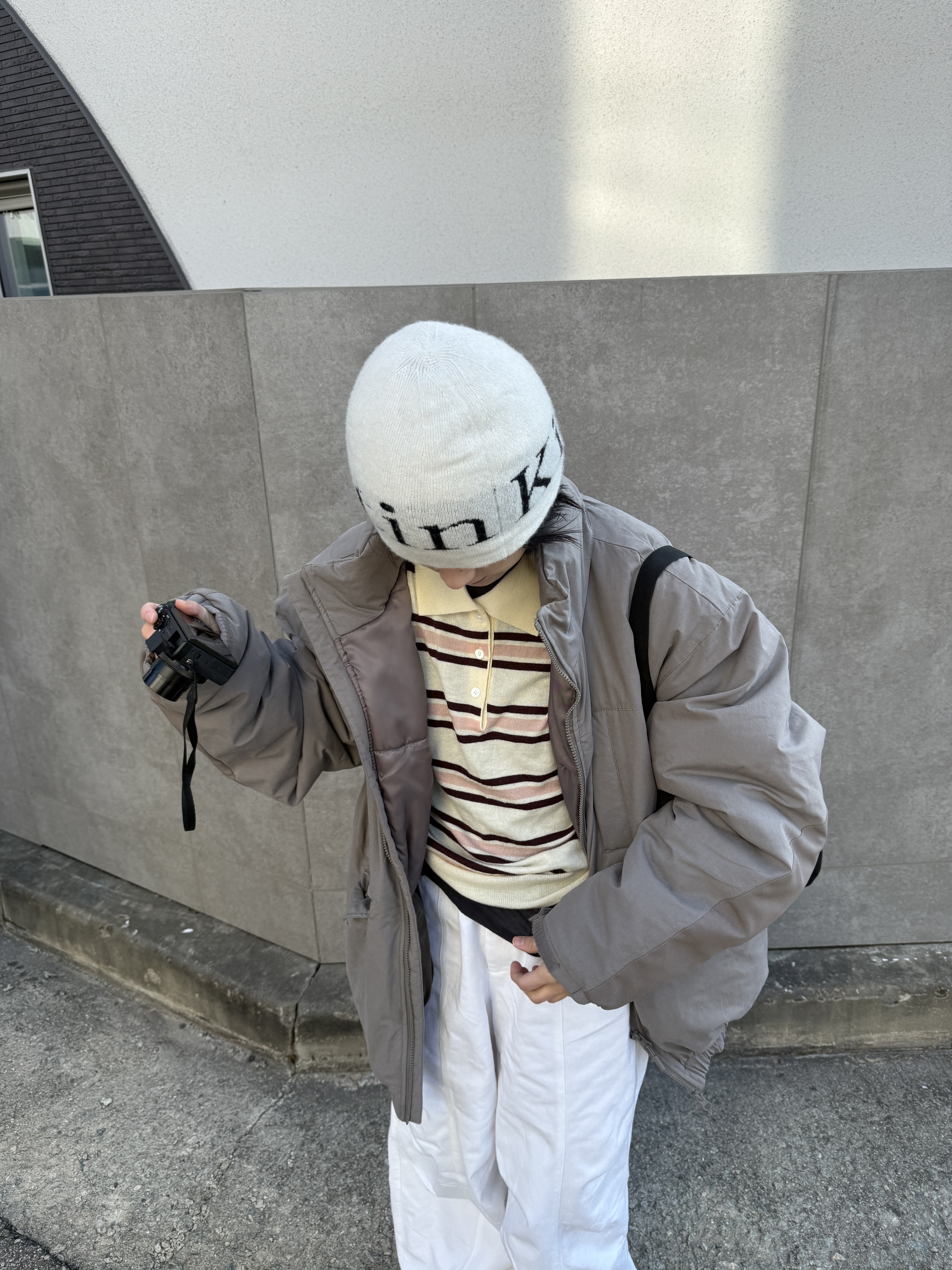 Matin Kim Logo Jacquard Short Beanie White 착용 스타일
