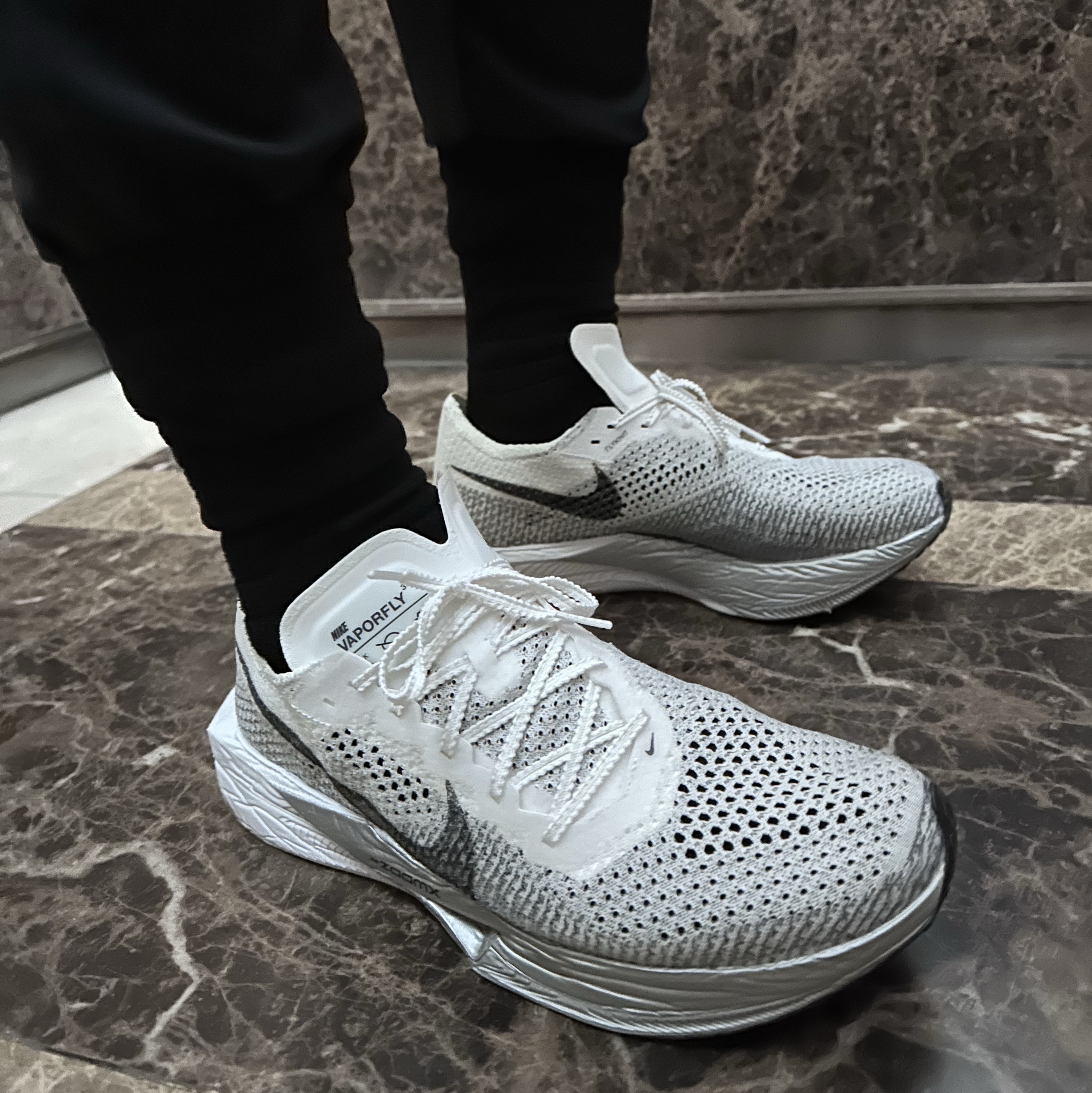 Nike ZoomX Vaporfly Next% 3 White Grey 착용 스타일 - 2