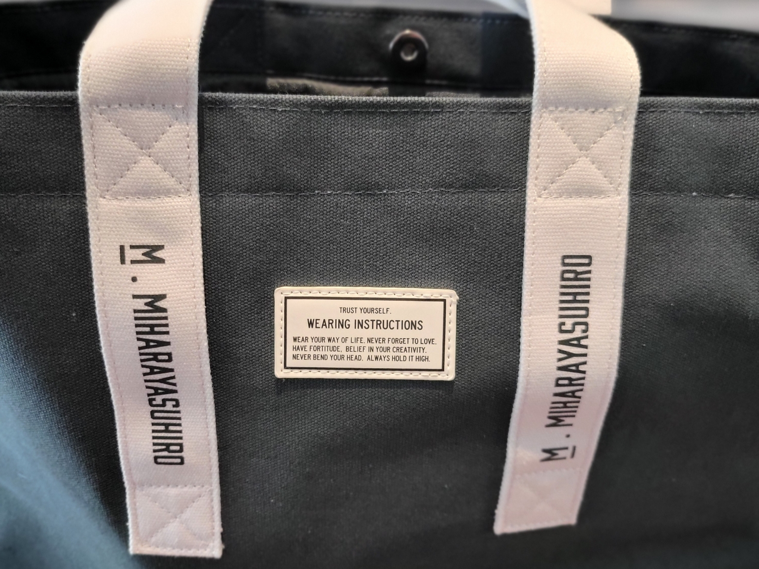 Odyssey x Maison Mihara Yasuhiro Tote Bag Green, Odyssey x Maison Mihara Yasuhiro Cross Bag White 착용 스타일 - 4