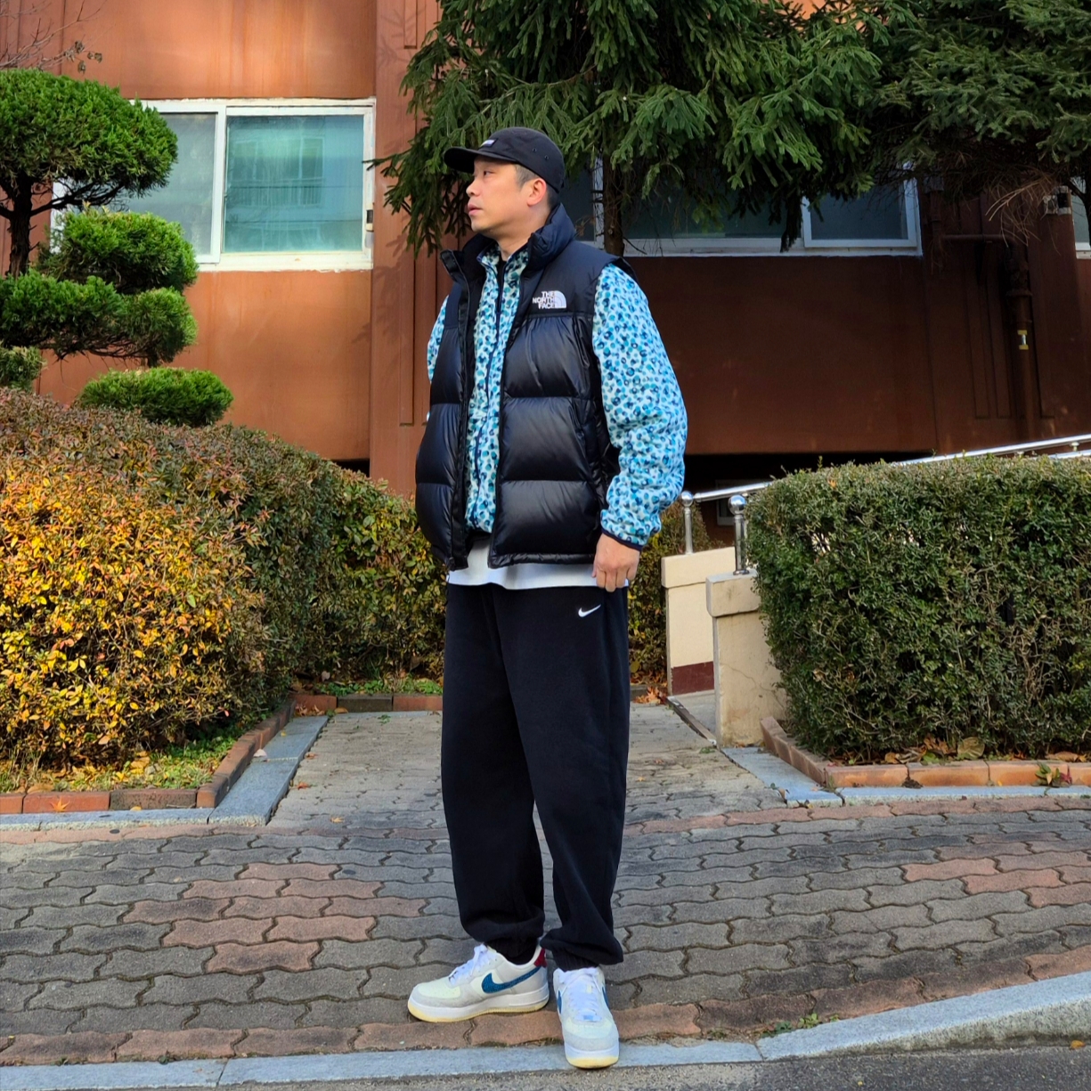 Nike x Undefeated Air Force 1 Low SP 5 On It, The North Face Nuptse On Ball Vest Black 착용 스타일 - 1
