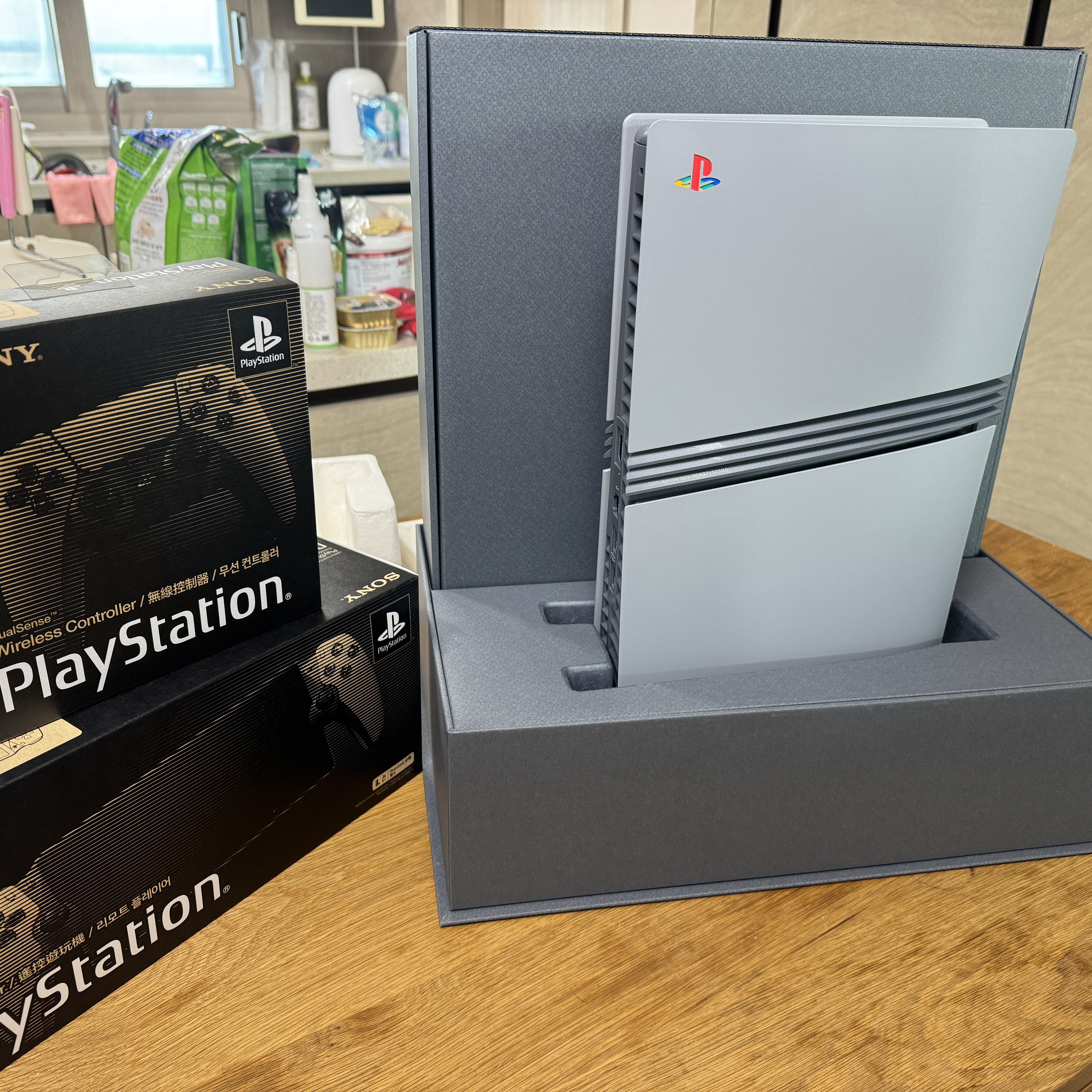Playstation 5 Pro 30th Anniversary Limited Edition Bundle (SIEK 220V) 착용 스타일 - 1