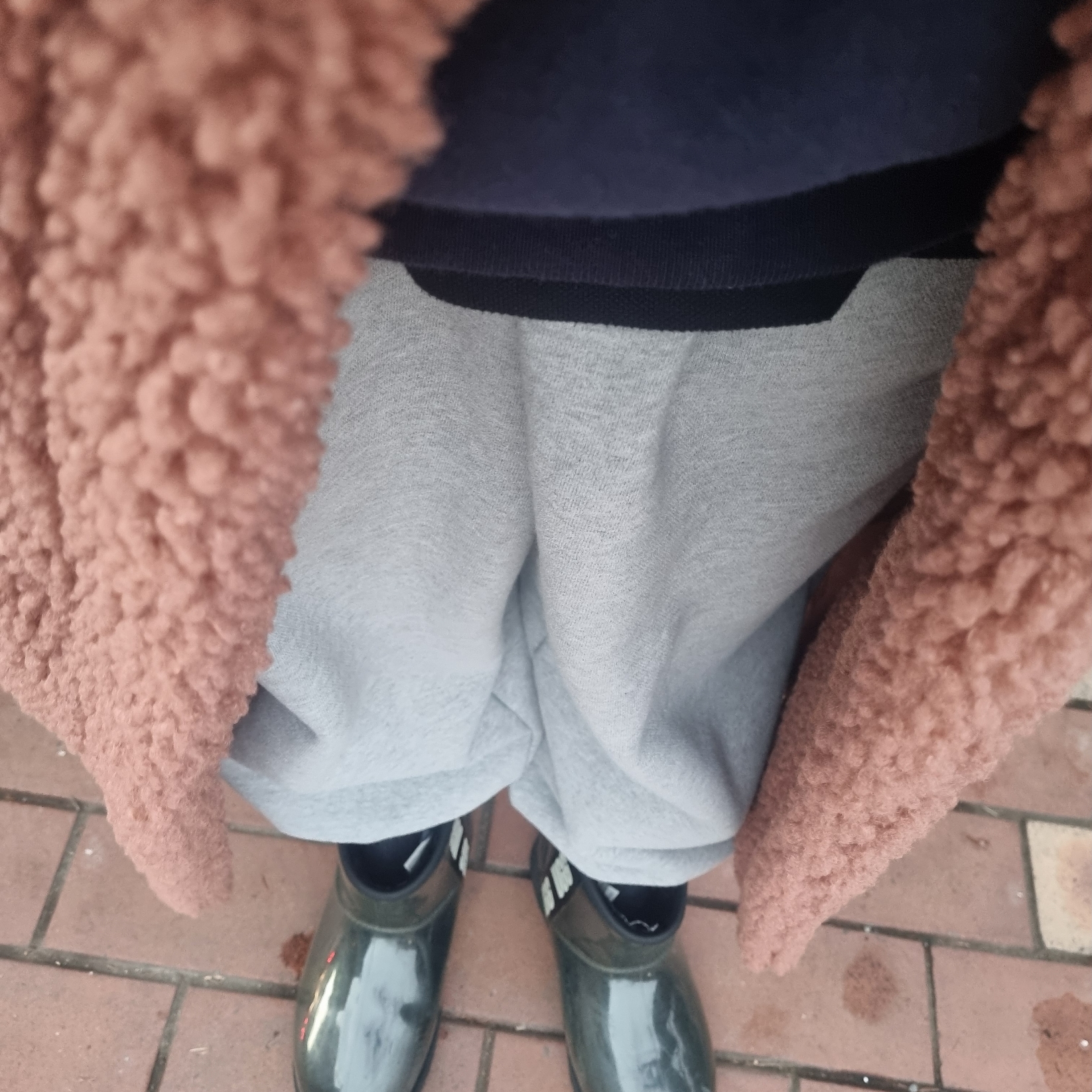 (W) UGG Classic Clear Mini Boots Black, Champion x MoMA Hoodie Navy 착용 스타일 - 1
