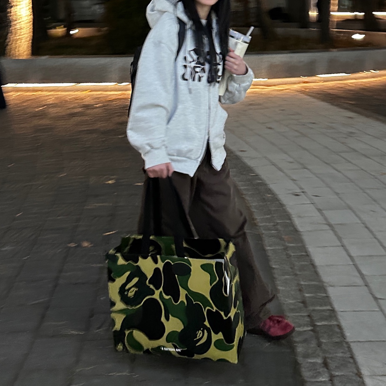 BAPE Baby Milo Plush Mobile Bag Brown, BAPE Baby Milo Plush Backpack Brown 착용 스타일 - 1