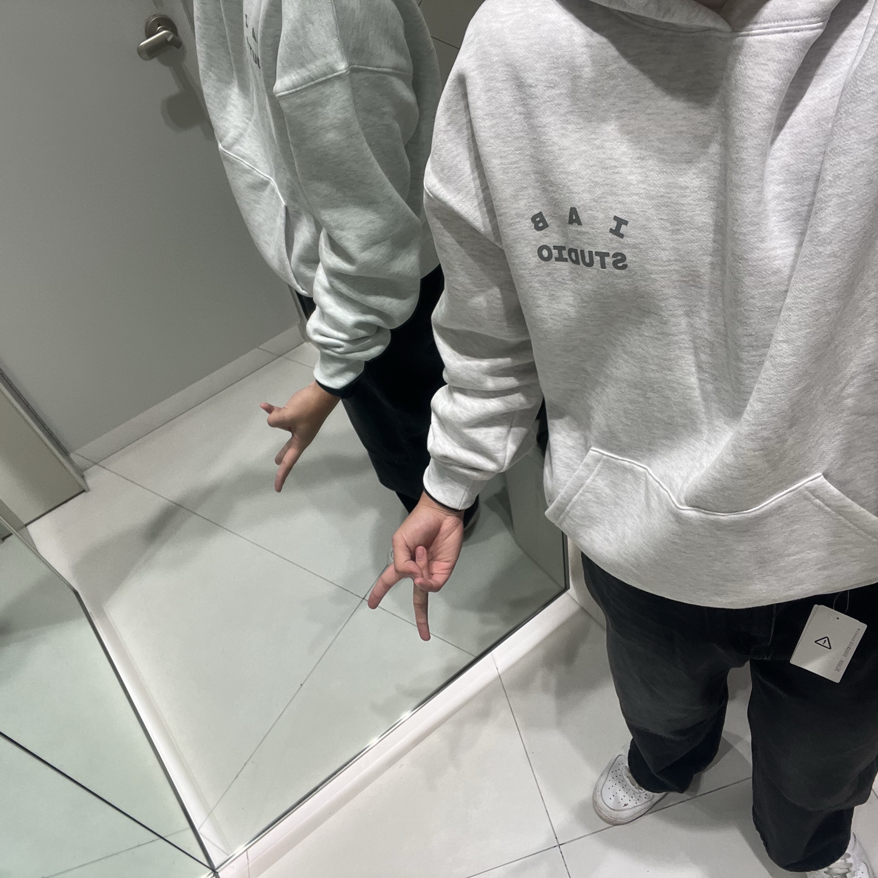 IAB Studio Hoodie Light Gray 착용 스타일 - 2
