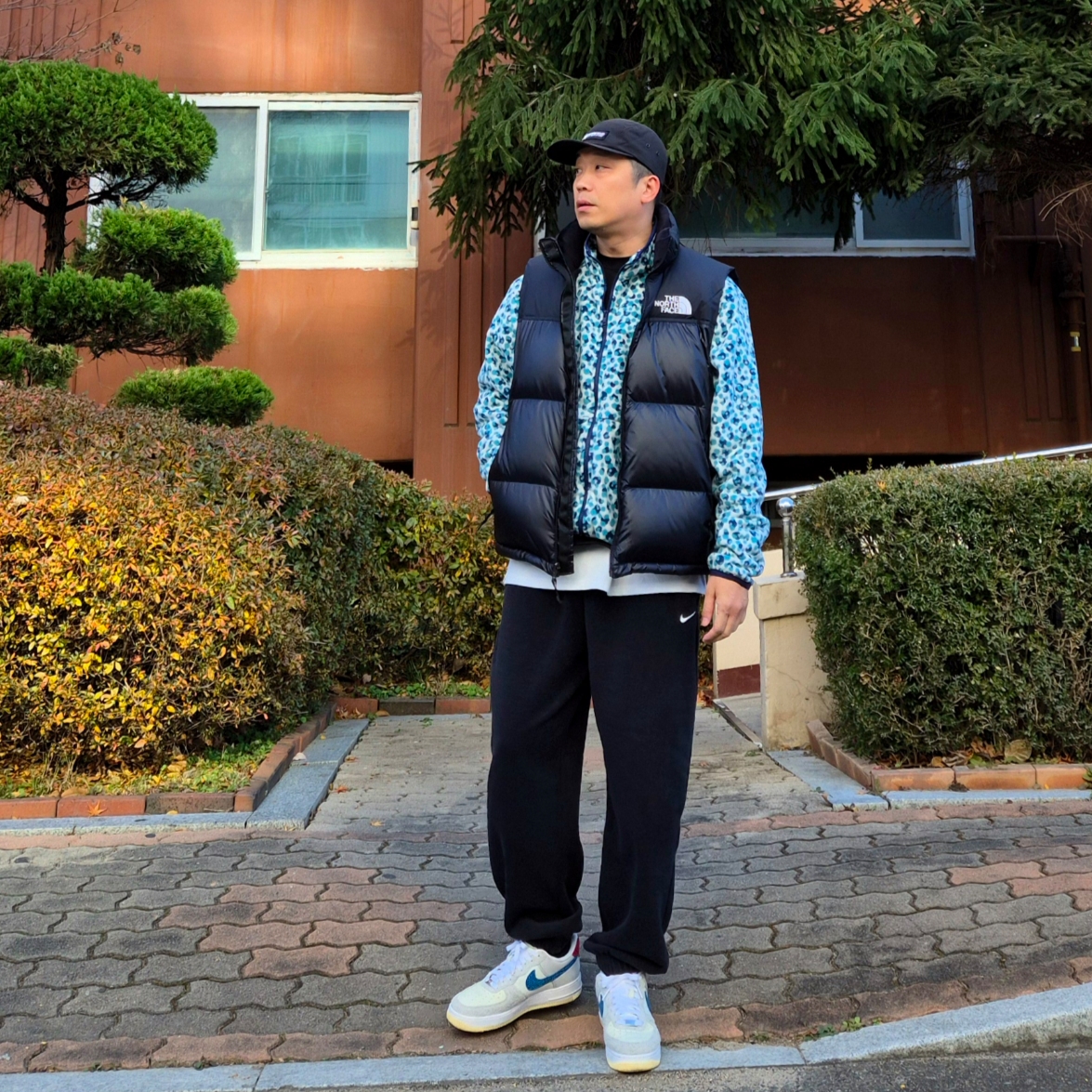 Nike x Undefeated Air Force 1 Low SP 5 On It, The North Face Nuptse On Ball Vest Black 착용 스타일 - 2