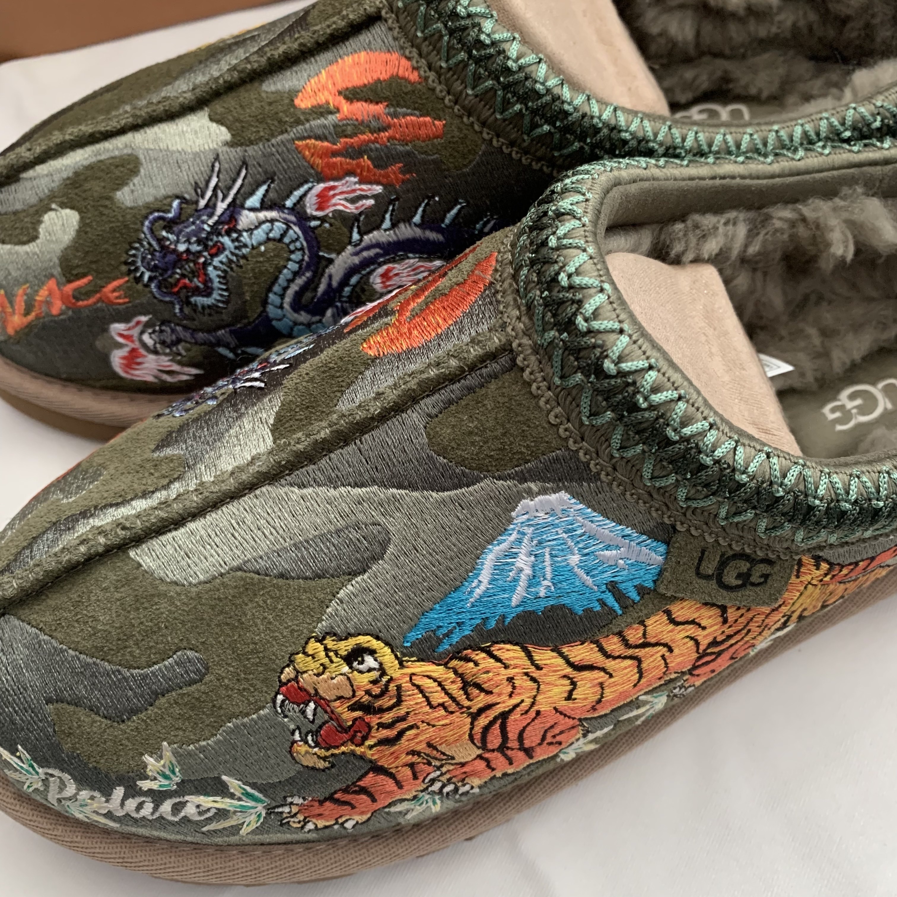 UGG x Palace Tasman Slipper Burnt Olive Camo 착용 스타일
