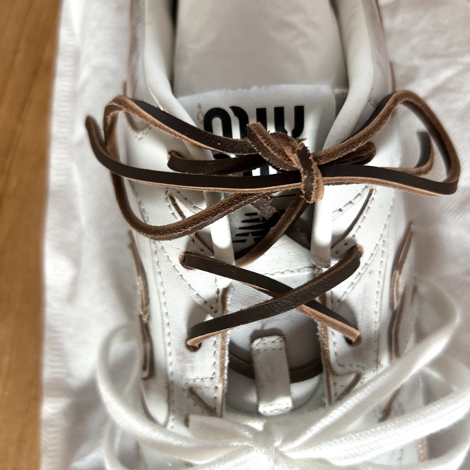 (W) New Balance x Miu Miu 530 SL Leather Sneakers White 착용 스타일 - 4