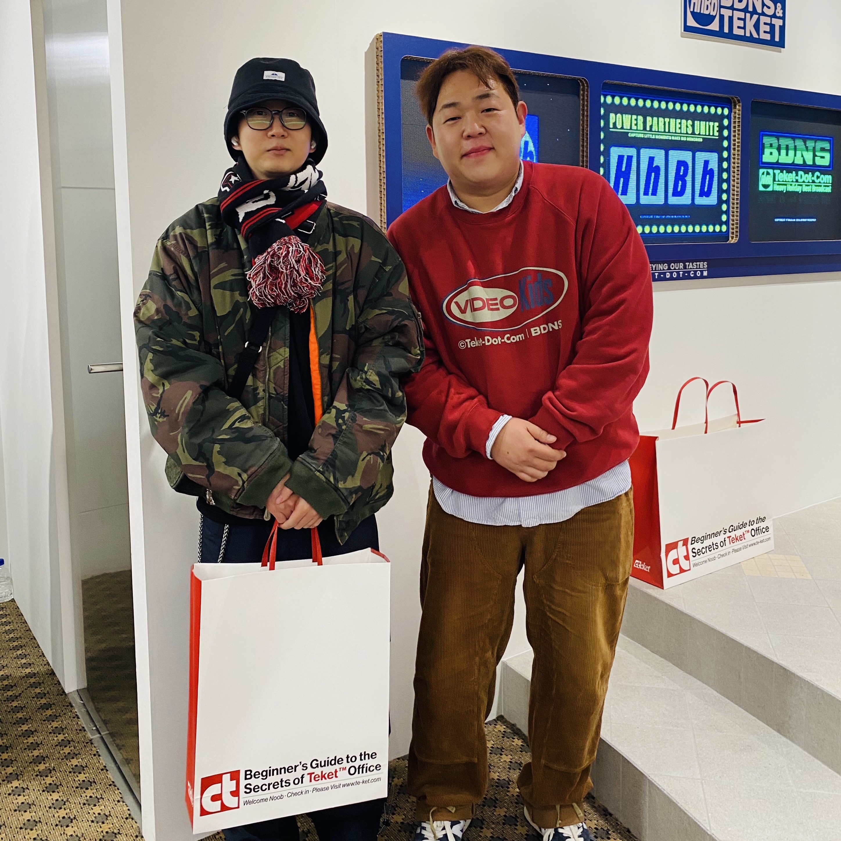 BDNS x Teket Videokids Sweatshirt Red, BDNS x Teket Videokids Zip-Up Hoodie Brown 착용 스타일 - 1
