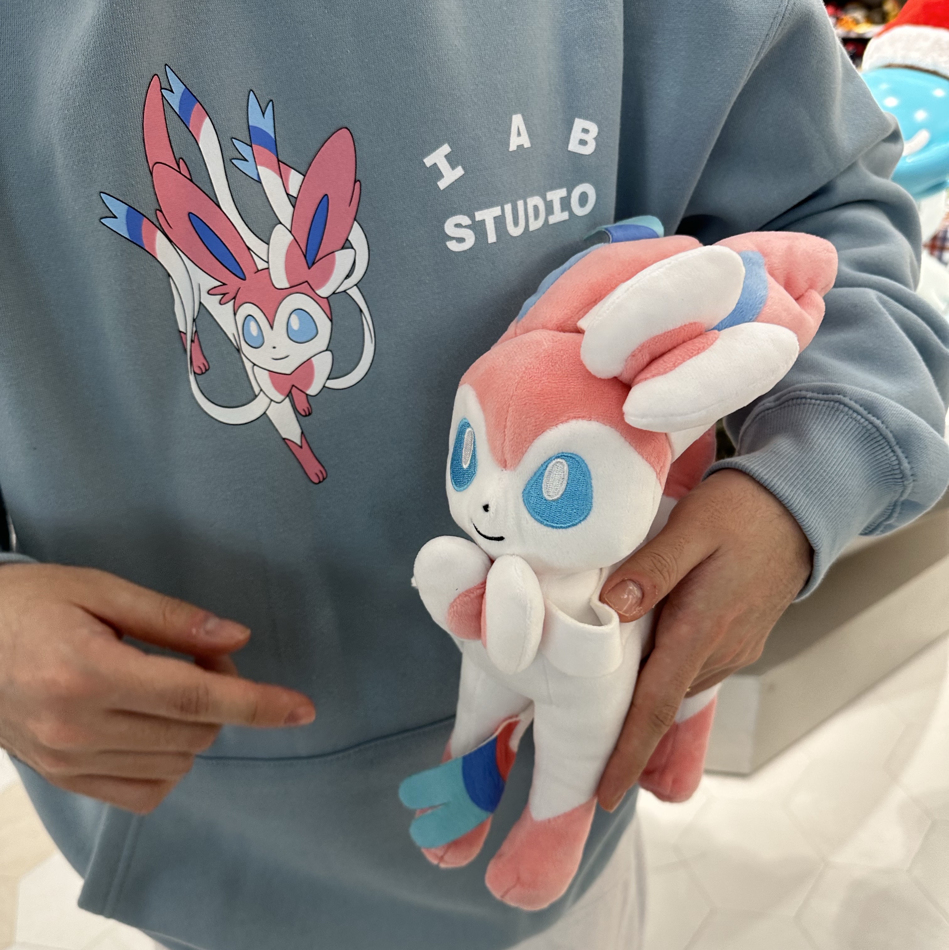 IAB Studio x Pokemon Sylveon Hoodie Sky Blue White 착용 스타일 - 1