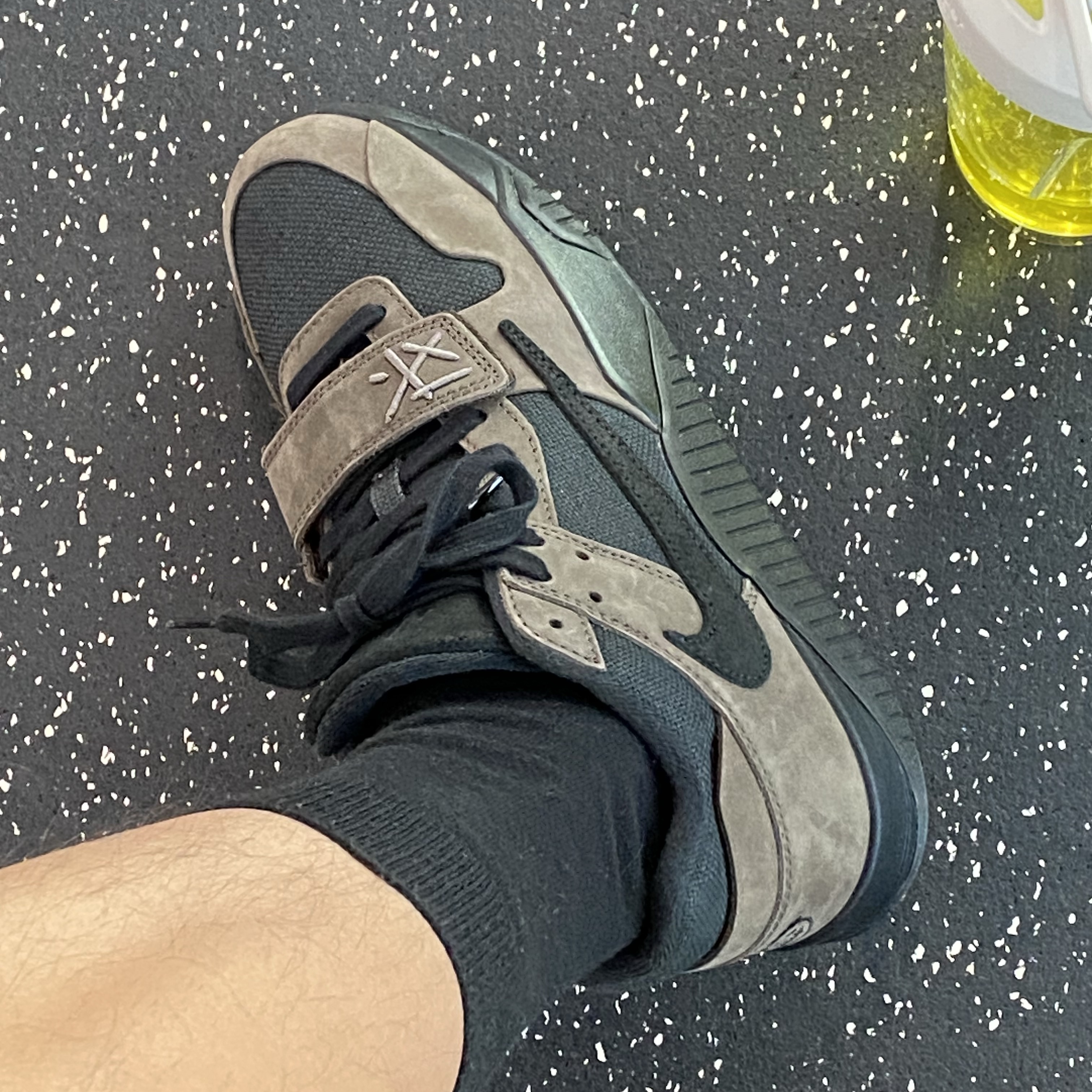 Jordan x Travis Scott Jumpman Jack TR Black and Dark Mocha 착용 스타일