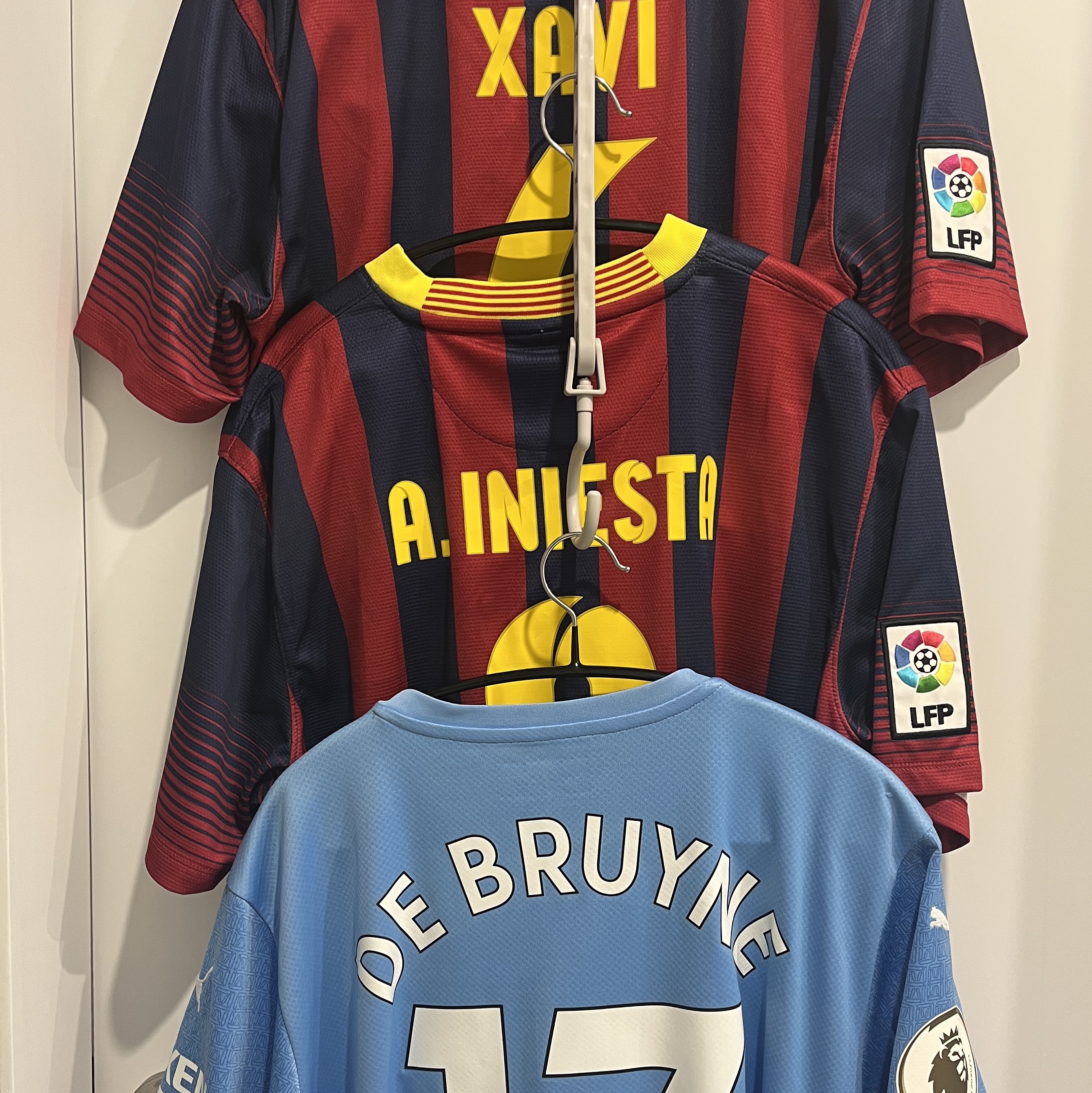 Nike FC Barcelona 2024/25 Dri-Fit Stadium Home Jersey Deep Royal Blue Noble Red (Non Marking Ver.), Nike FC Barcelona 2020/21 Away Jersey Black (Non Marking Ver.) 착용 스타일 - 2